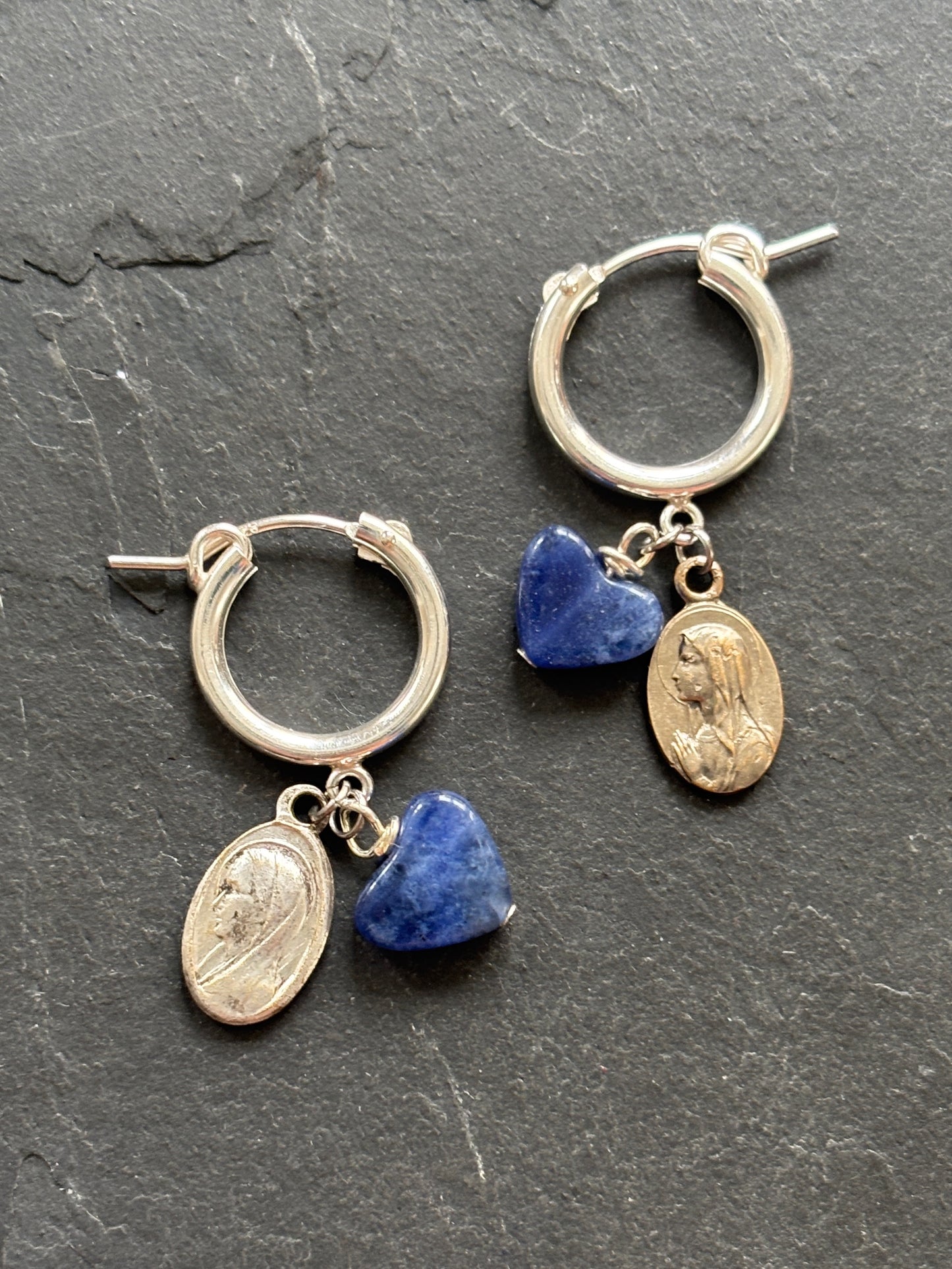 Mini créoles en argent, agate bleue et médailles