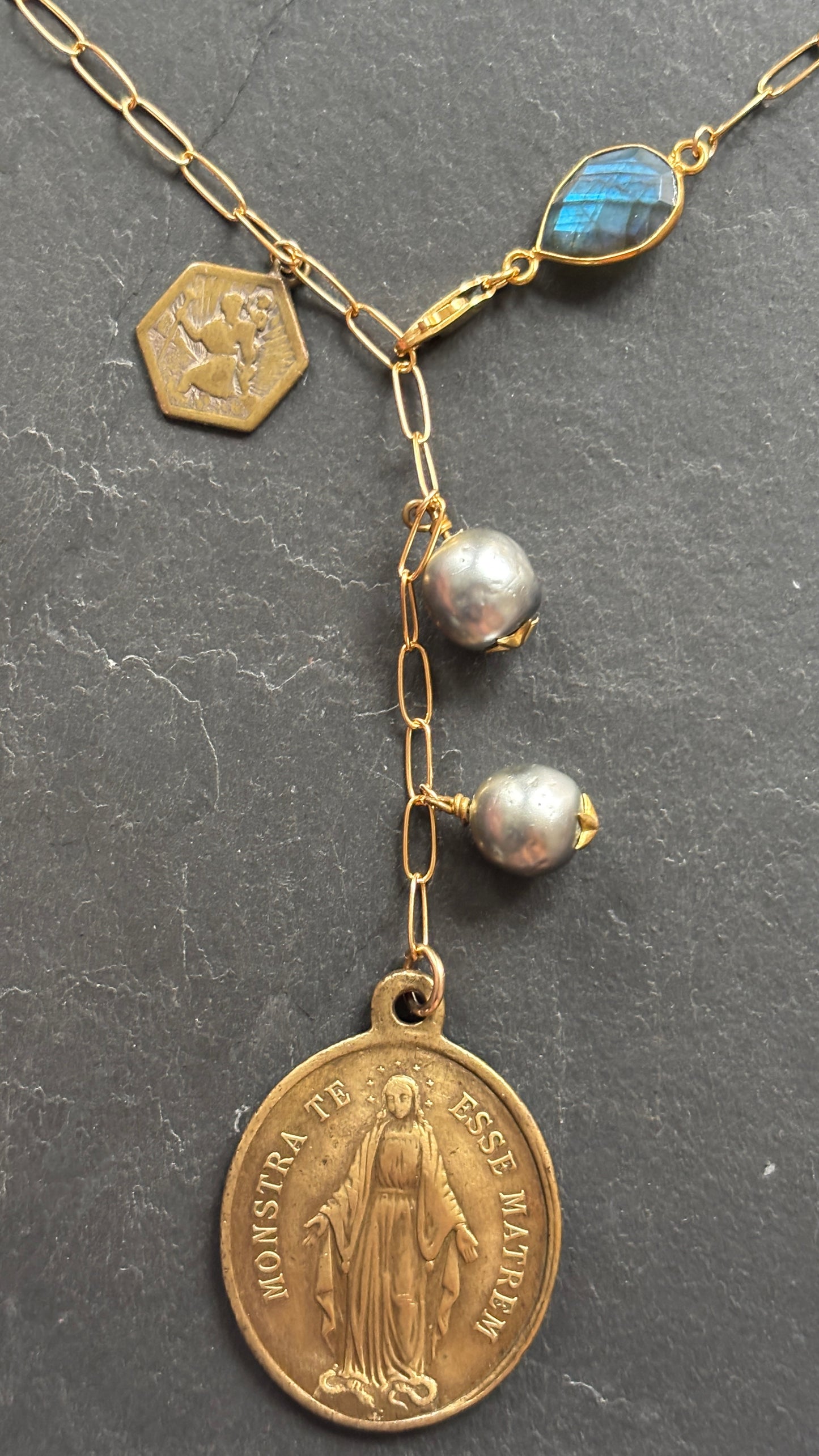 Collier lasso perles grises et médaillon de sainte Marie