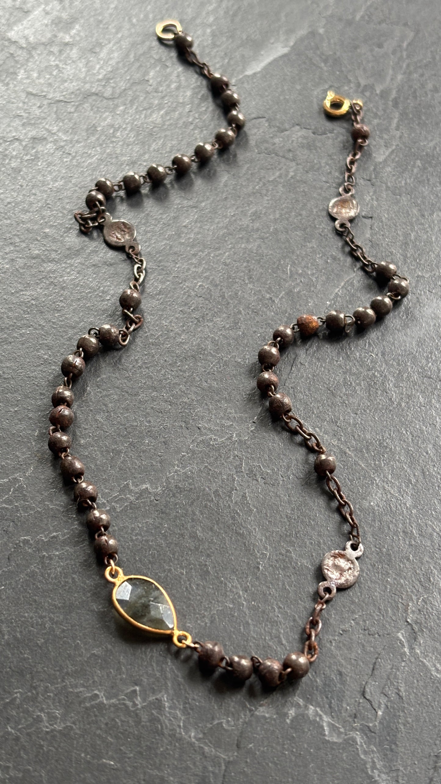 Collier chapelet en acier noirci et labradorite