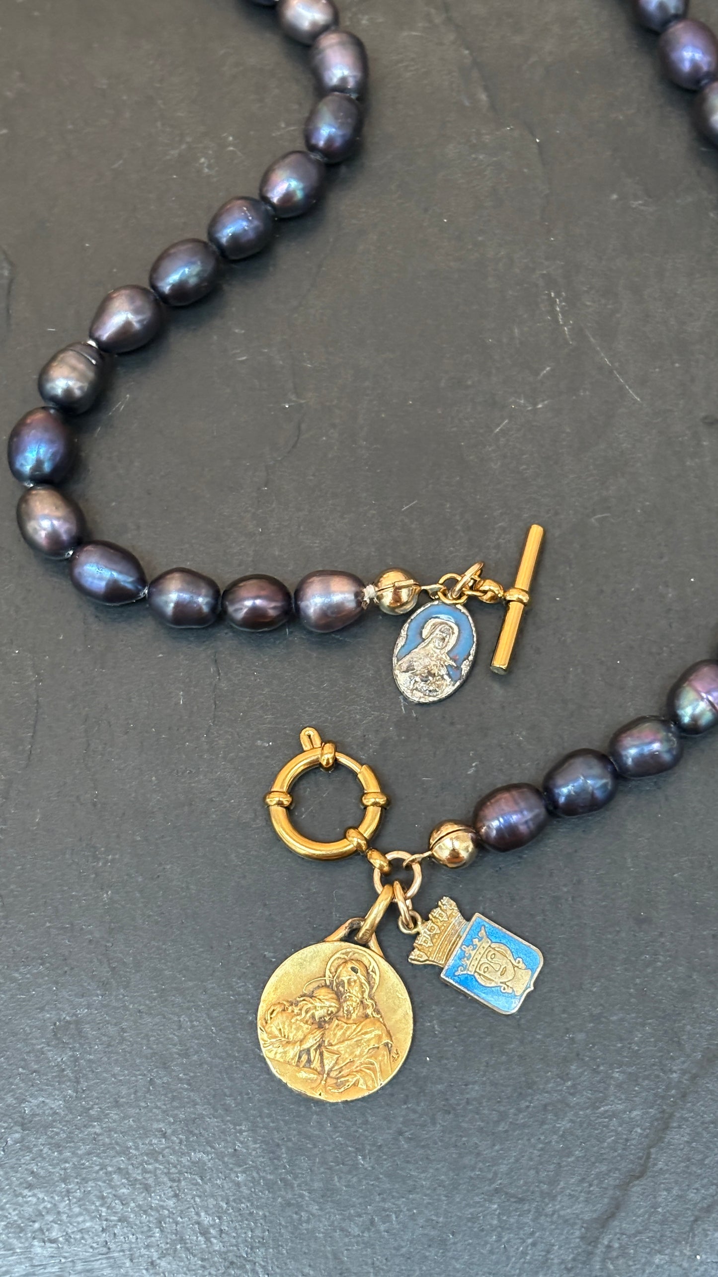 Collier de perles bleues nuit, médaille de St Jean Baptiste, Ste Thérèse et blason Danois