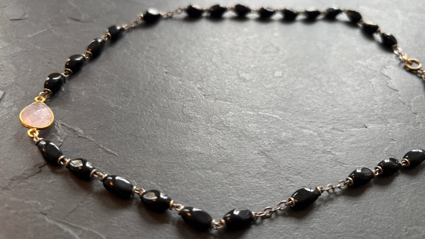 Collier chapelet noir et quartz rose - blissparis