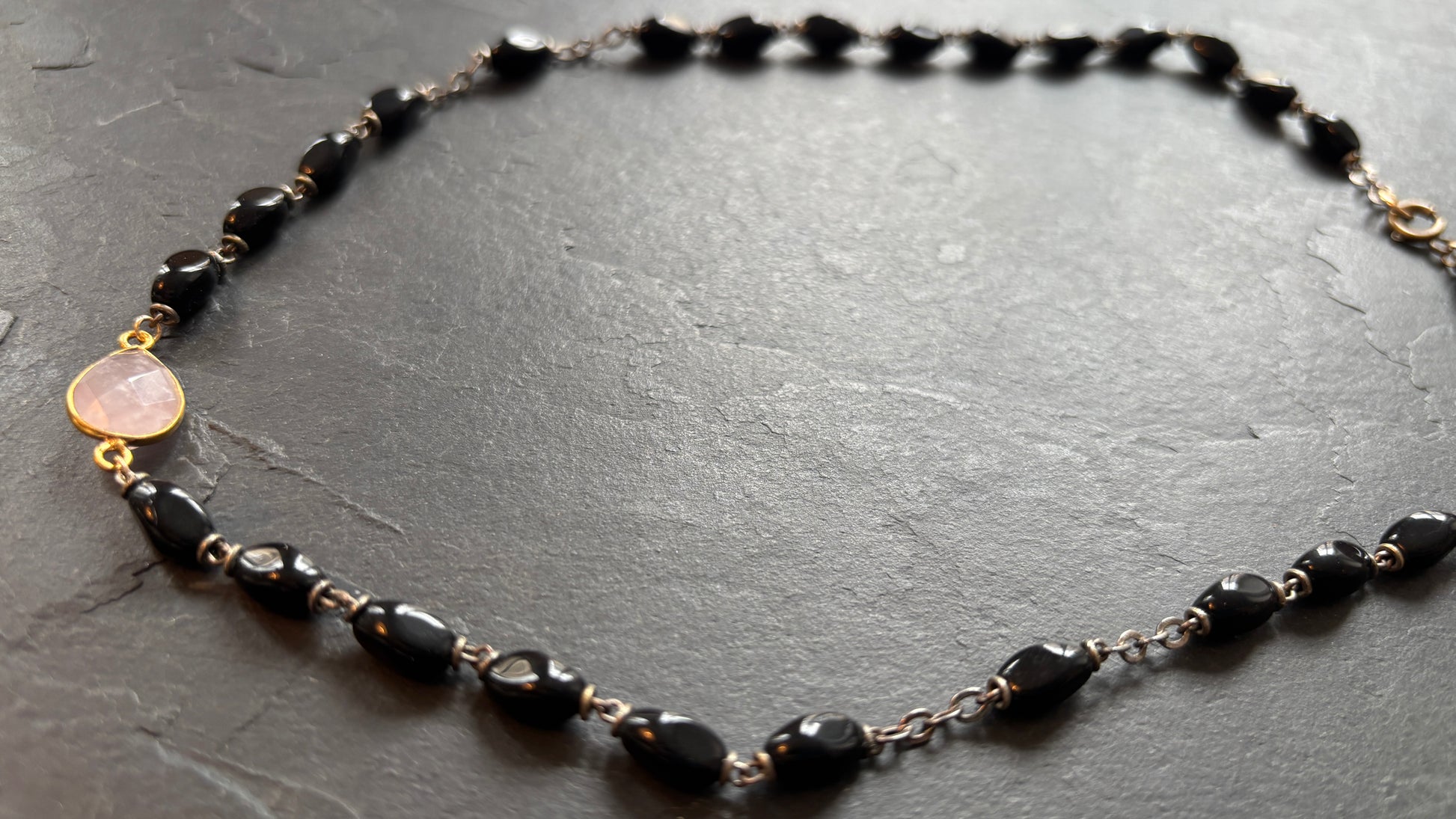 Collier chapelet noir et quartz rose - blissparis