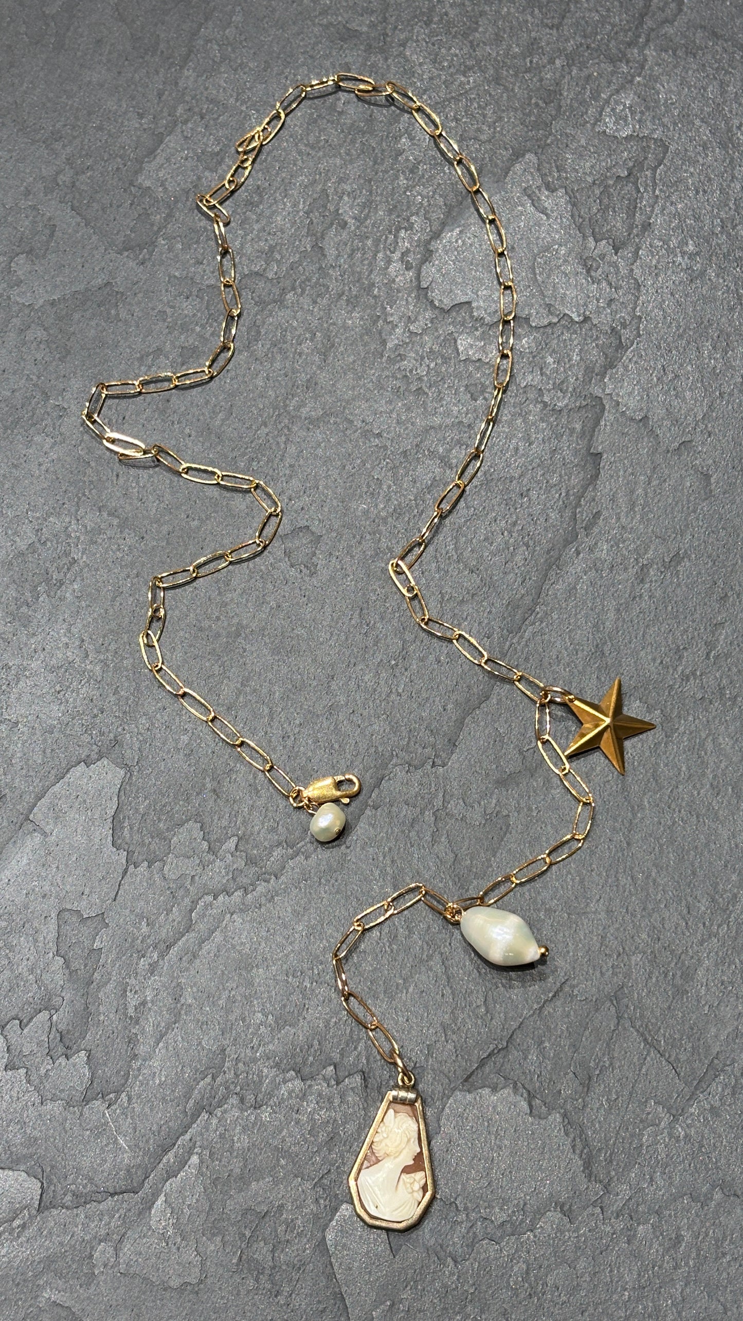 Collier lasso, Camee et perles