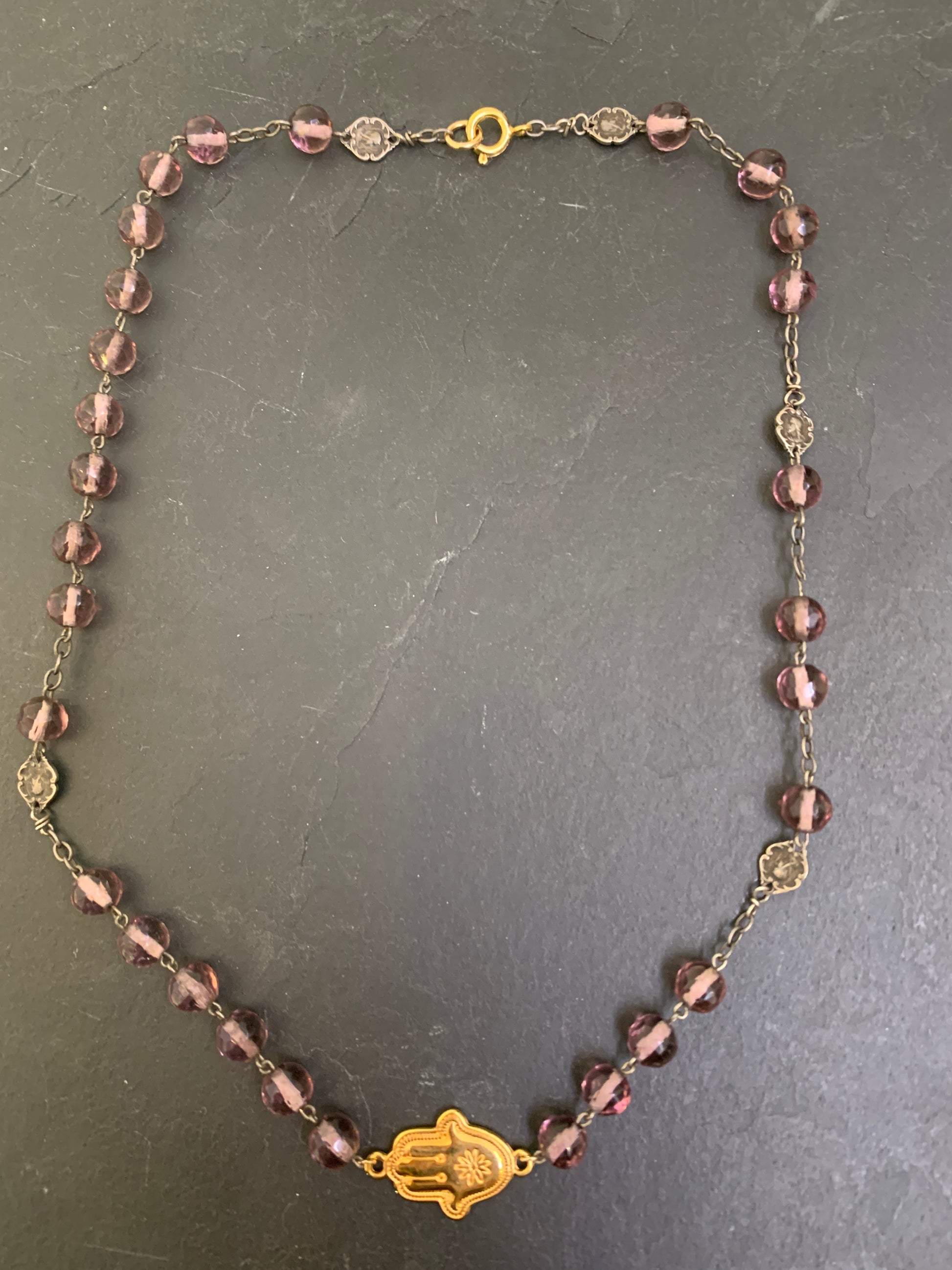 Collier chapelet mauve et Khamsa - blissparis