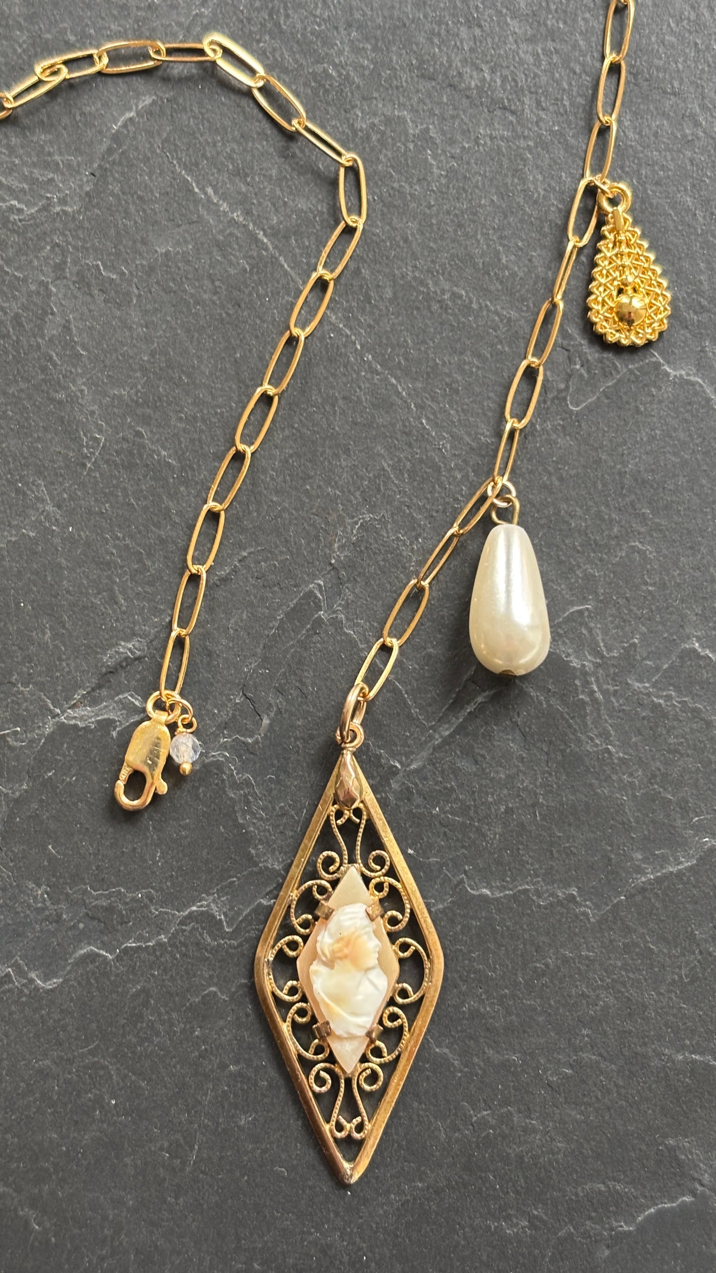 Collier lasso , Camee Art Deco et perle fantaisie