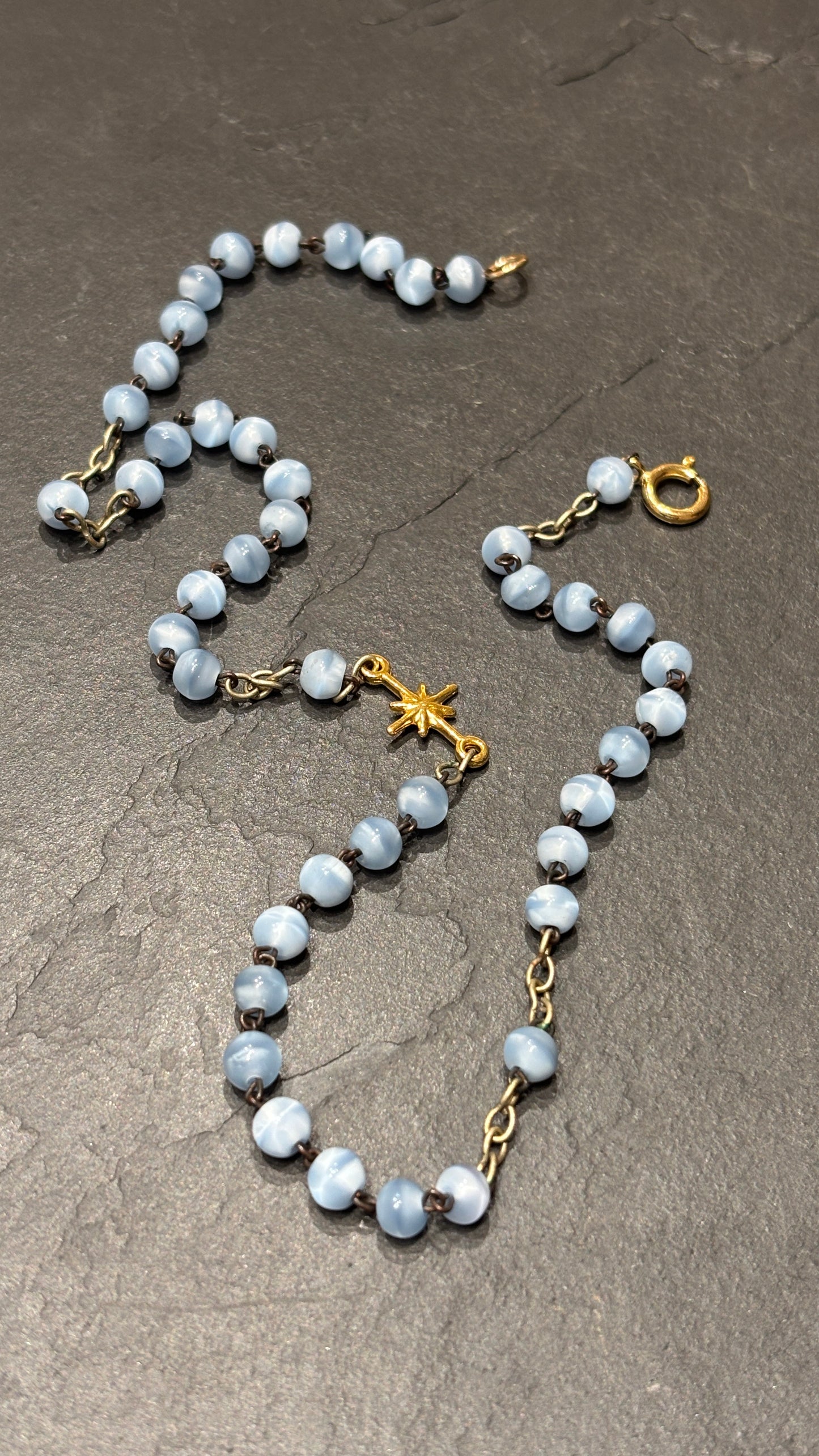 Collier chapelet bleu pale et étoile plaquée or
