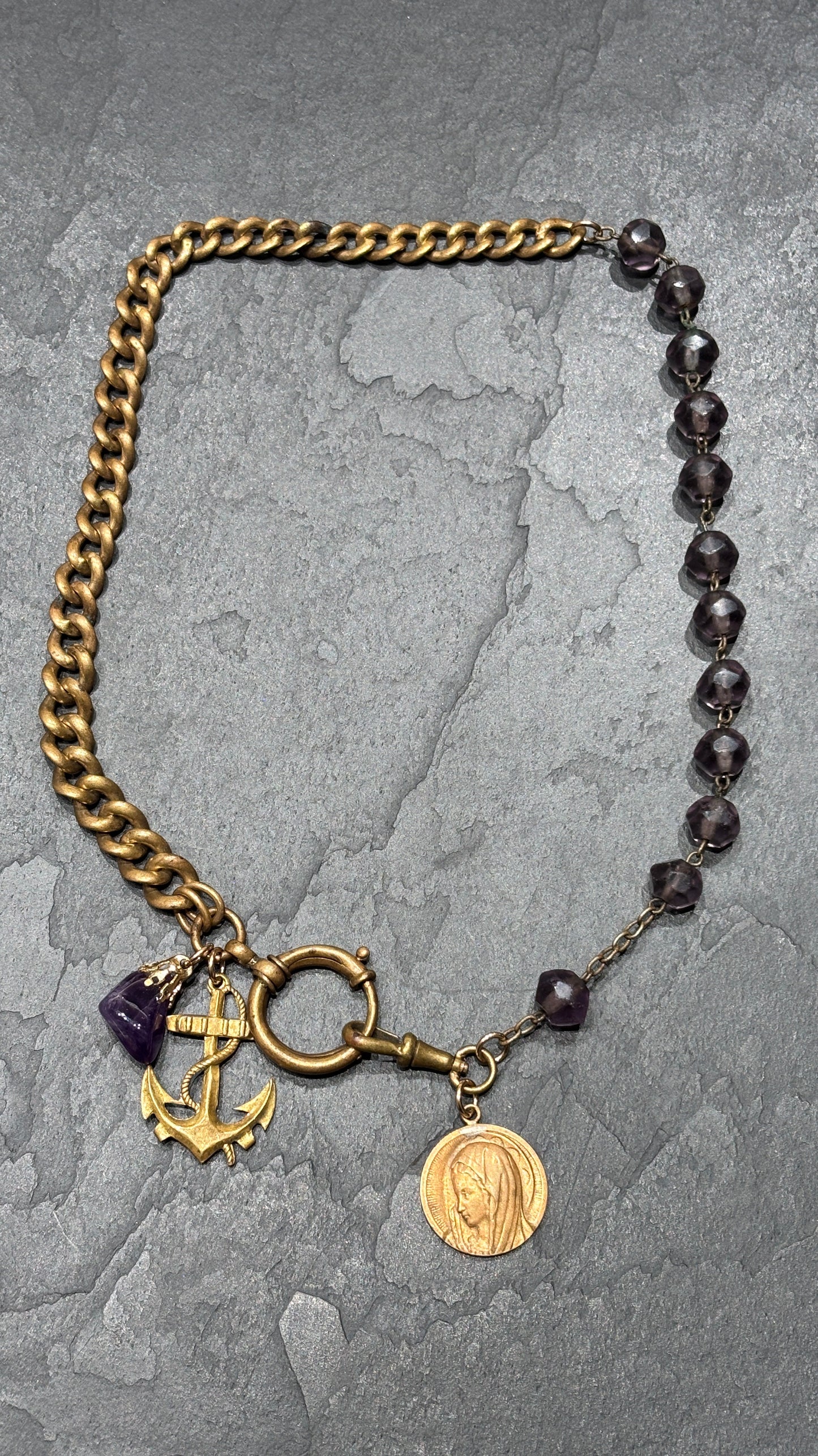 Collier chaîne de montre, chapelet et médailles