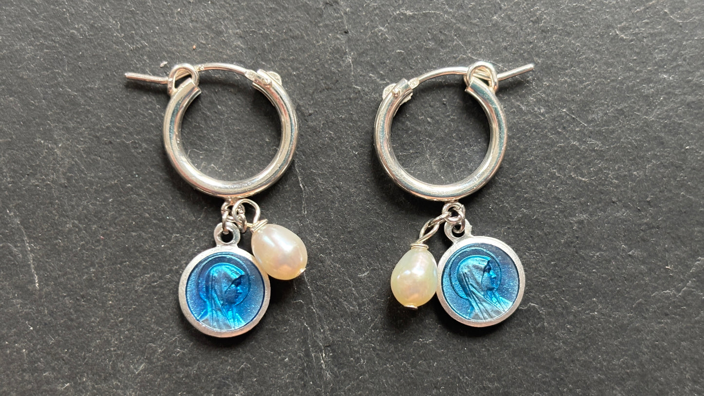 Mini créoles en argent , perles et médailles