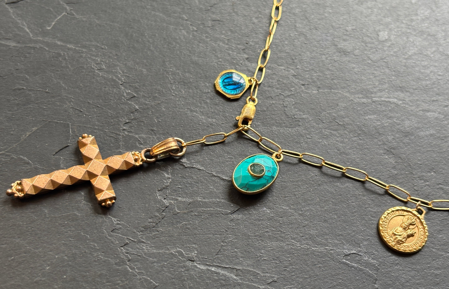 Collier lasso croix, turquoise et médailles - blissparis