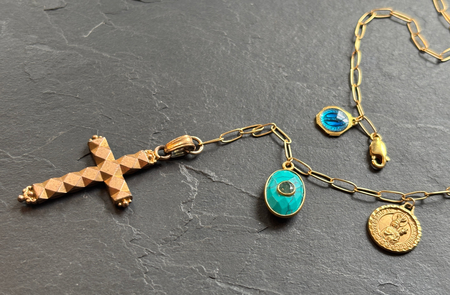 Collier lasso croix, turquoise et médailles - blissparis