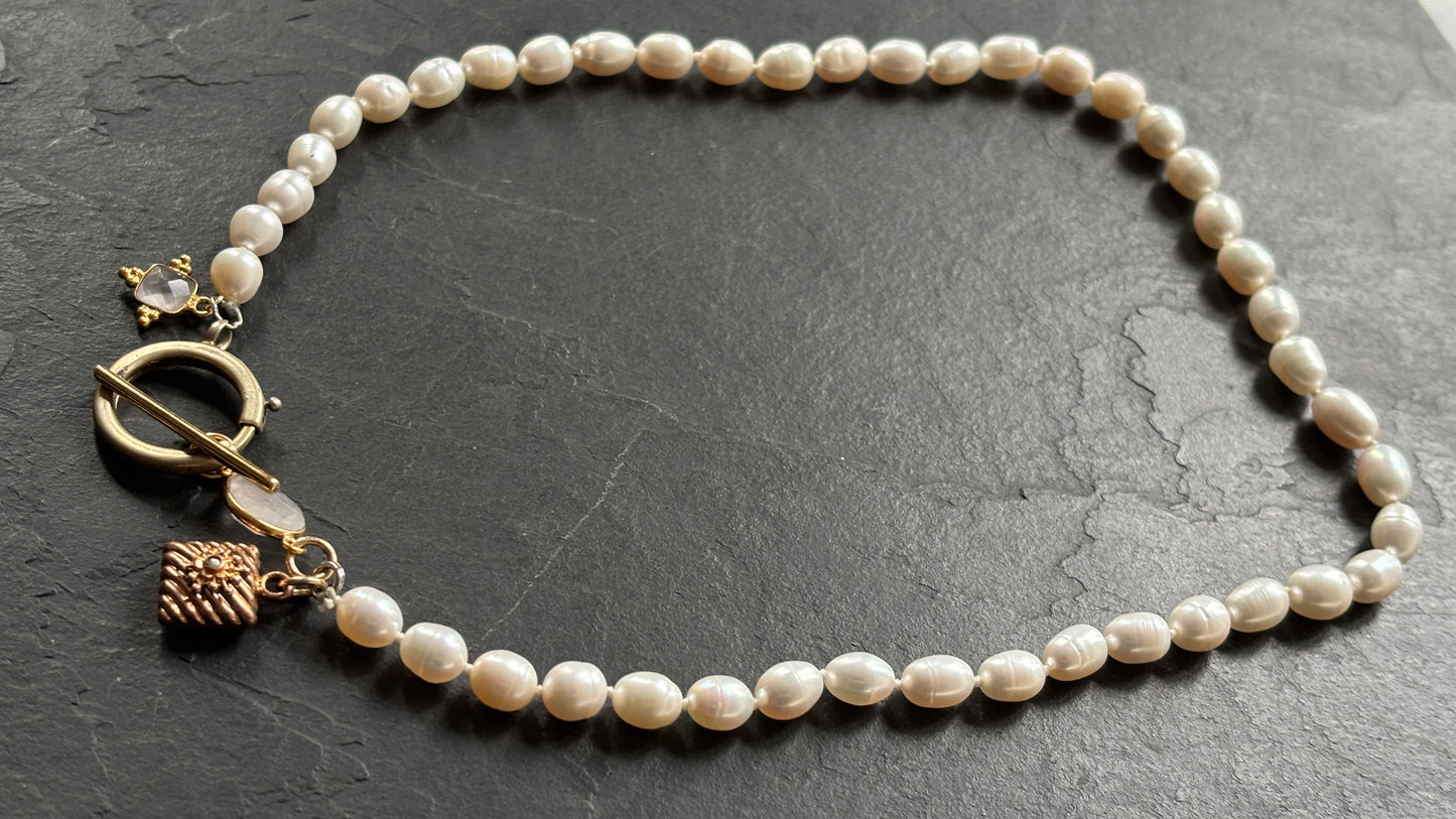 Collier de perles d’eau douce, quartz rose et médaillon ancien