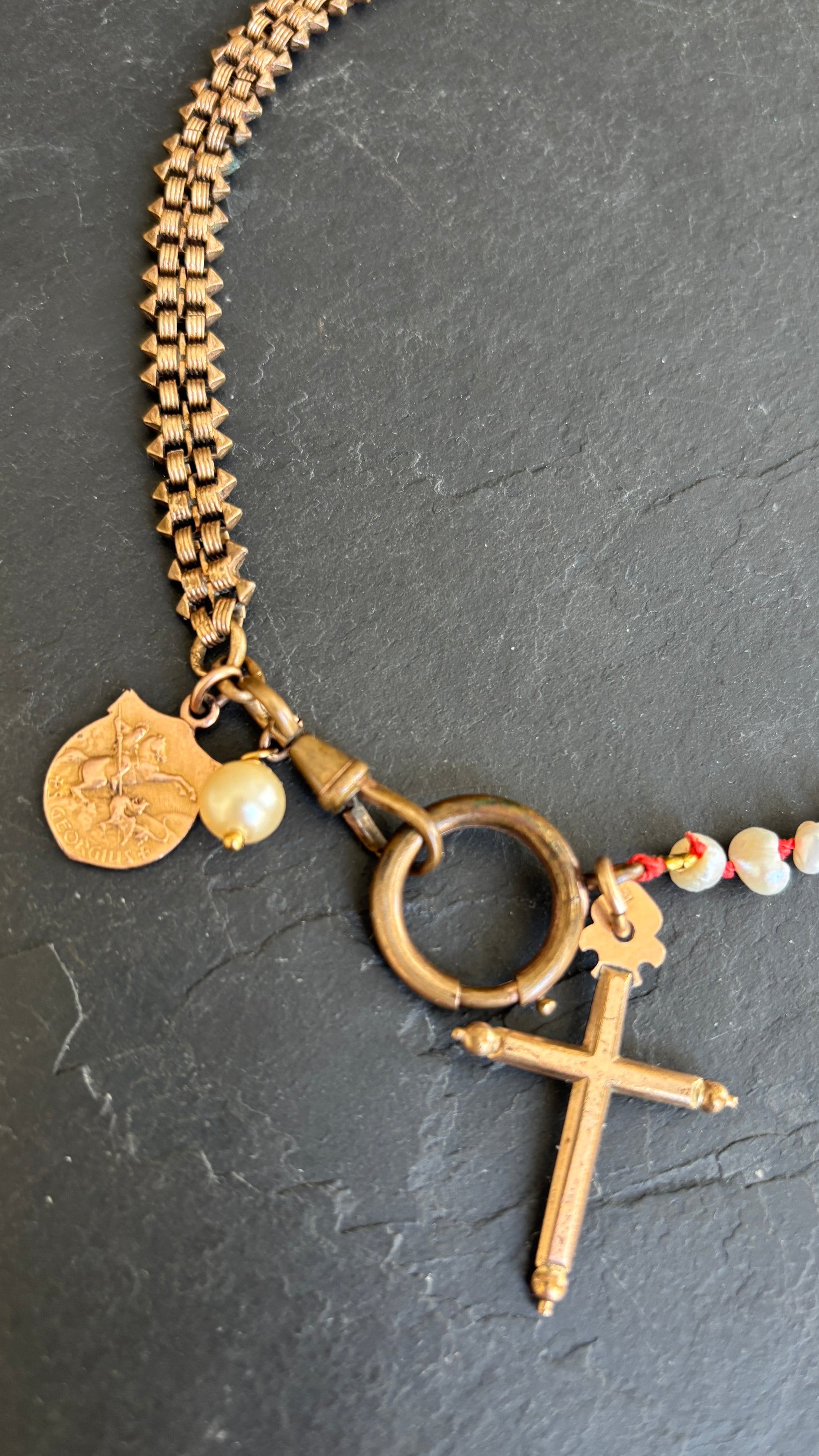 Collier perles baroques, chaîne de montre et médailles - blissparis
