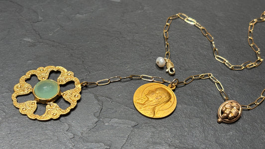 Collier lasso, motif floral et médaille ancienne