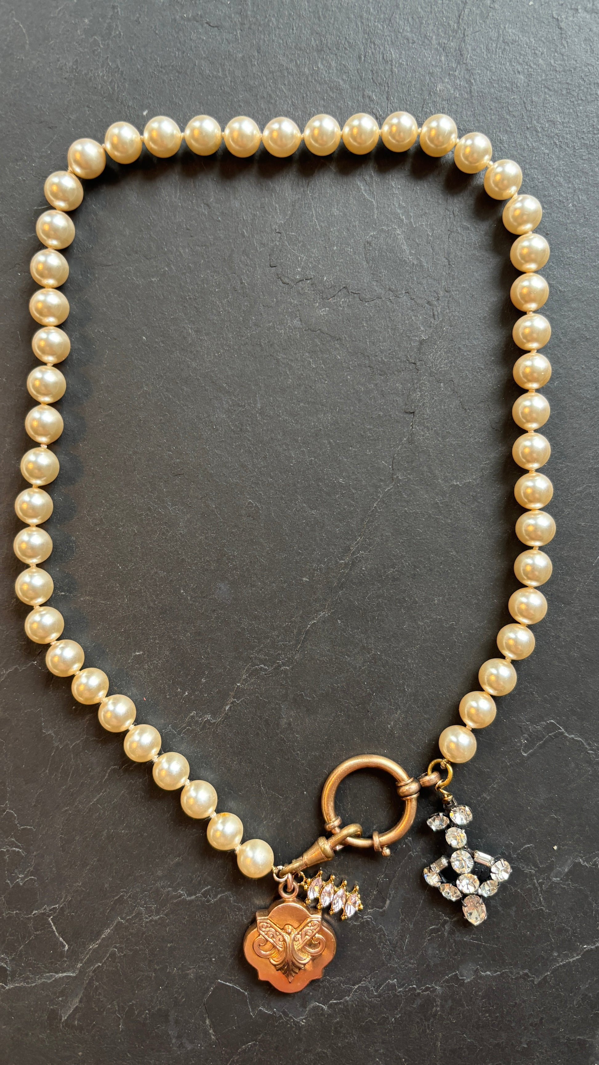 Collier de perles, strass et médaillon - blissparis