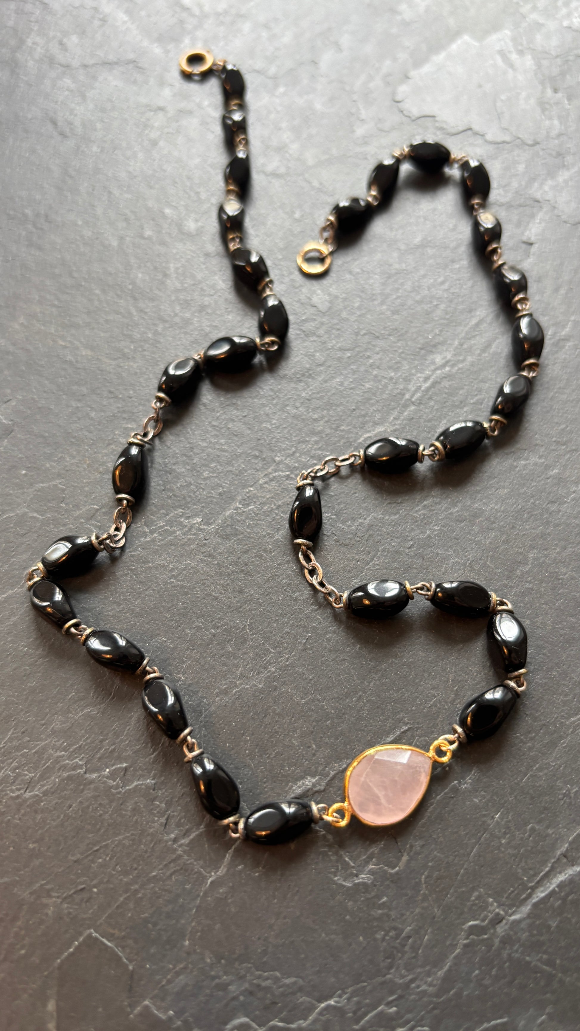 Collier chapelet noir et quartz rose - blissparis