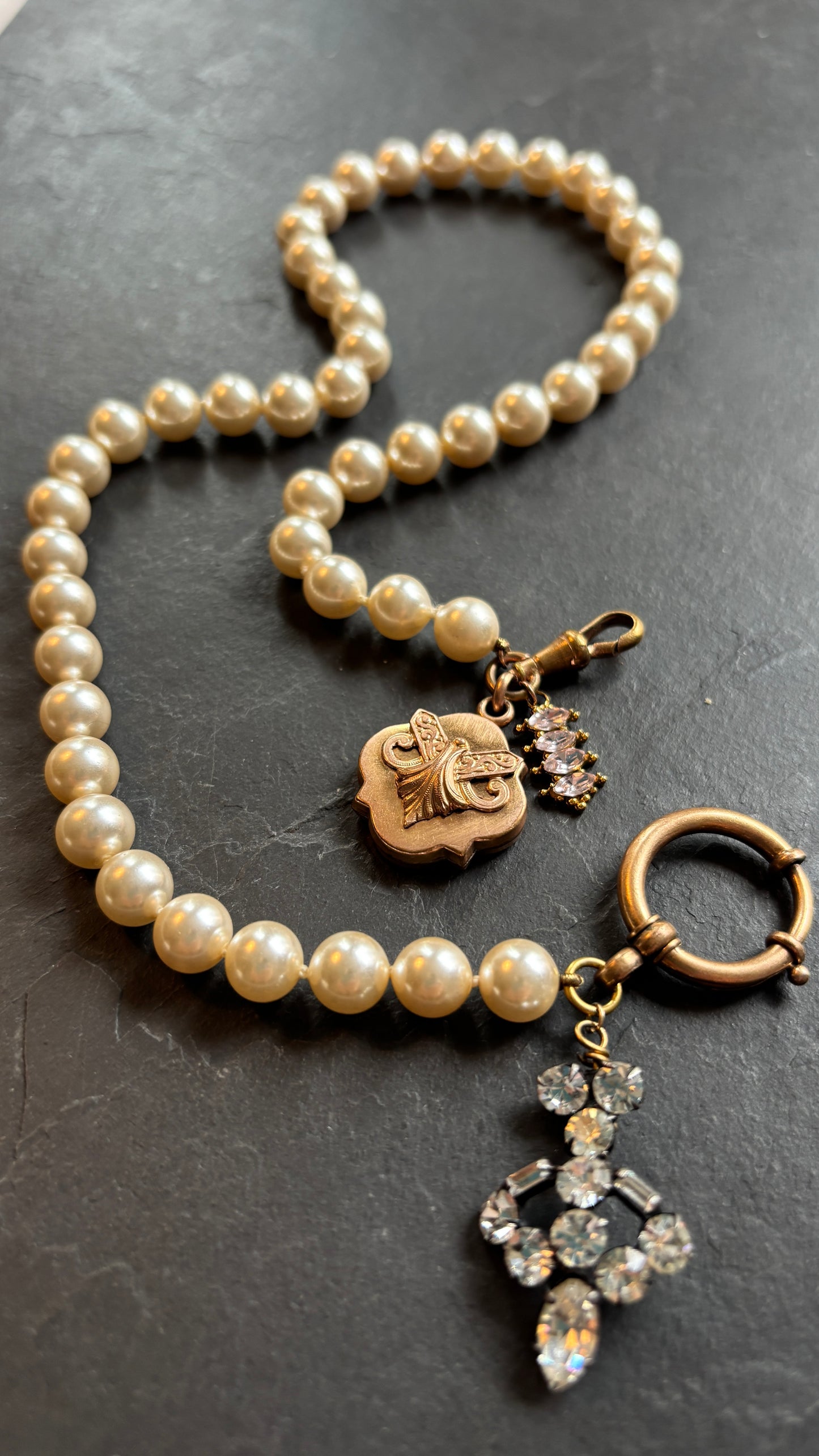 Collier de perles, strass et médaillon - blissparis