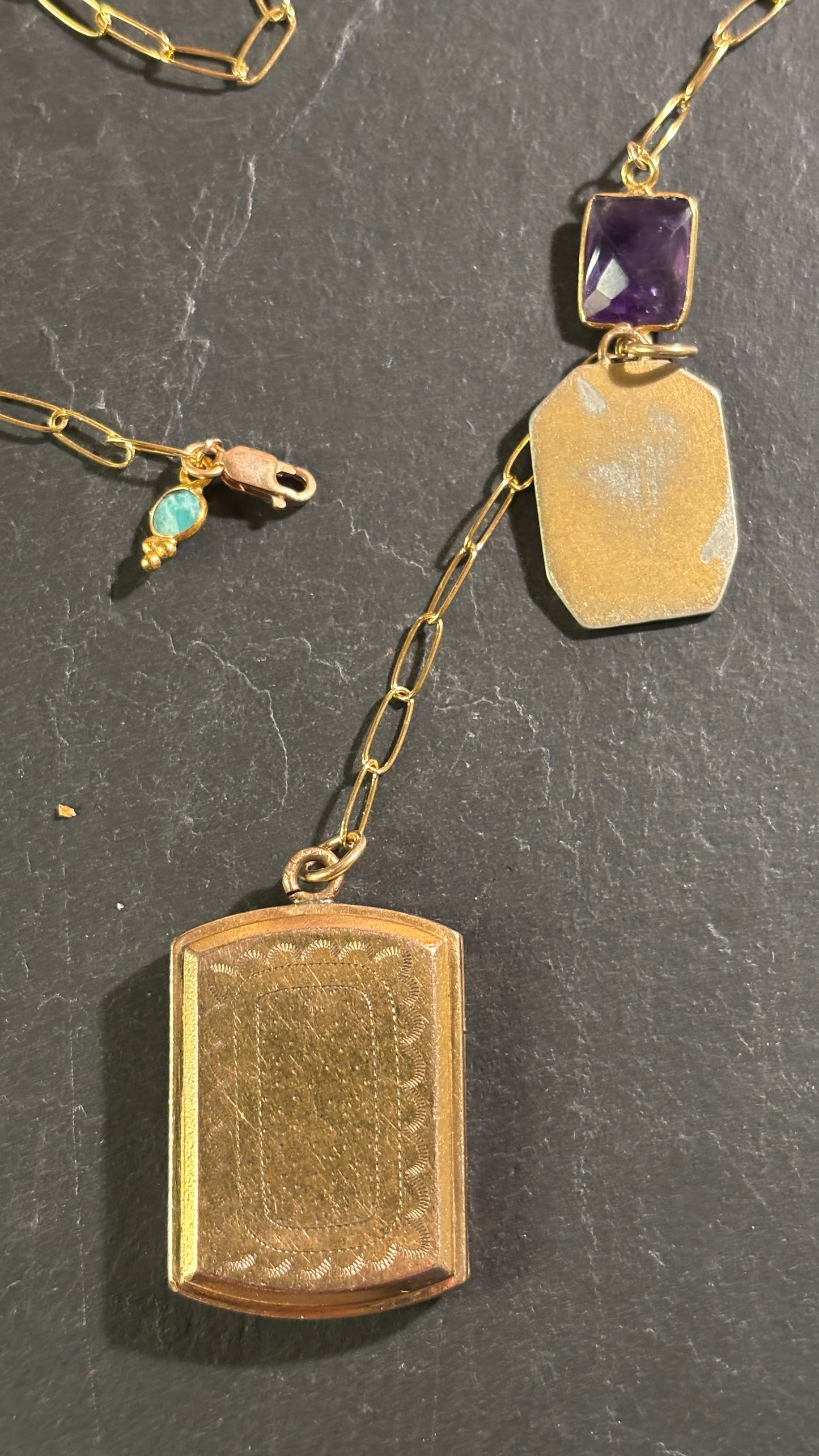 Collier lasso , améthyste et médaille à secret initiales DG. - blissparis