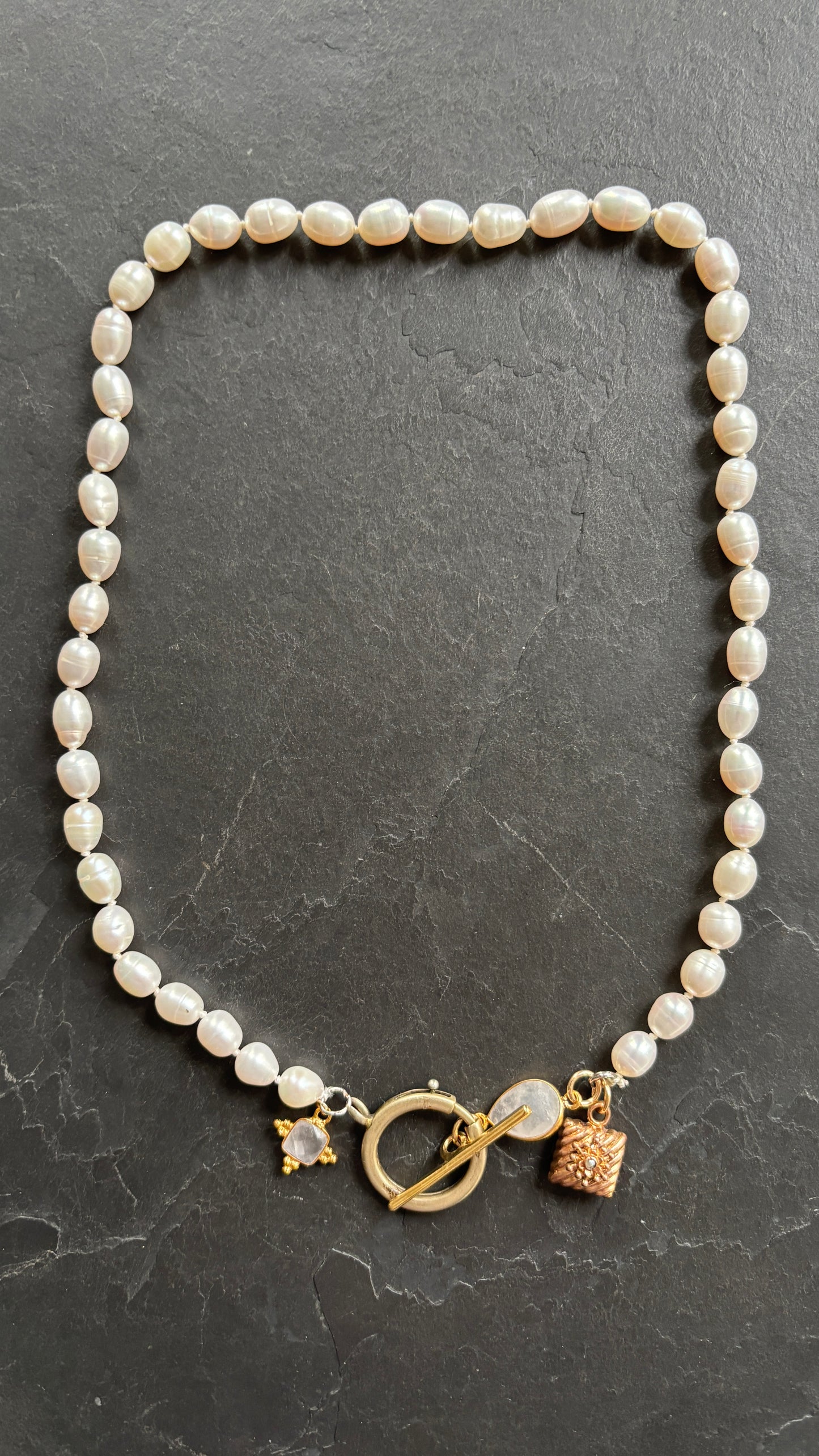Collier de perles d’eau douce, quartz rose et médaillon ancien