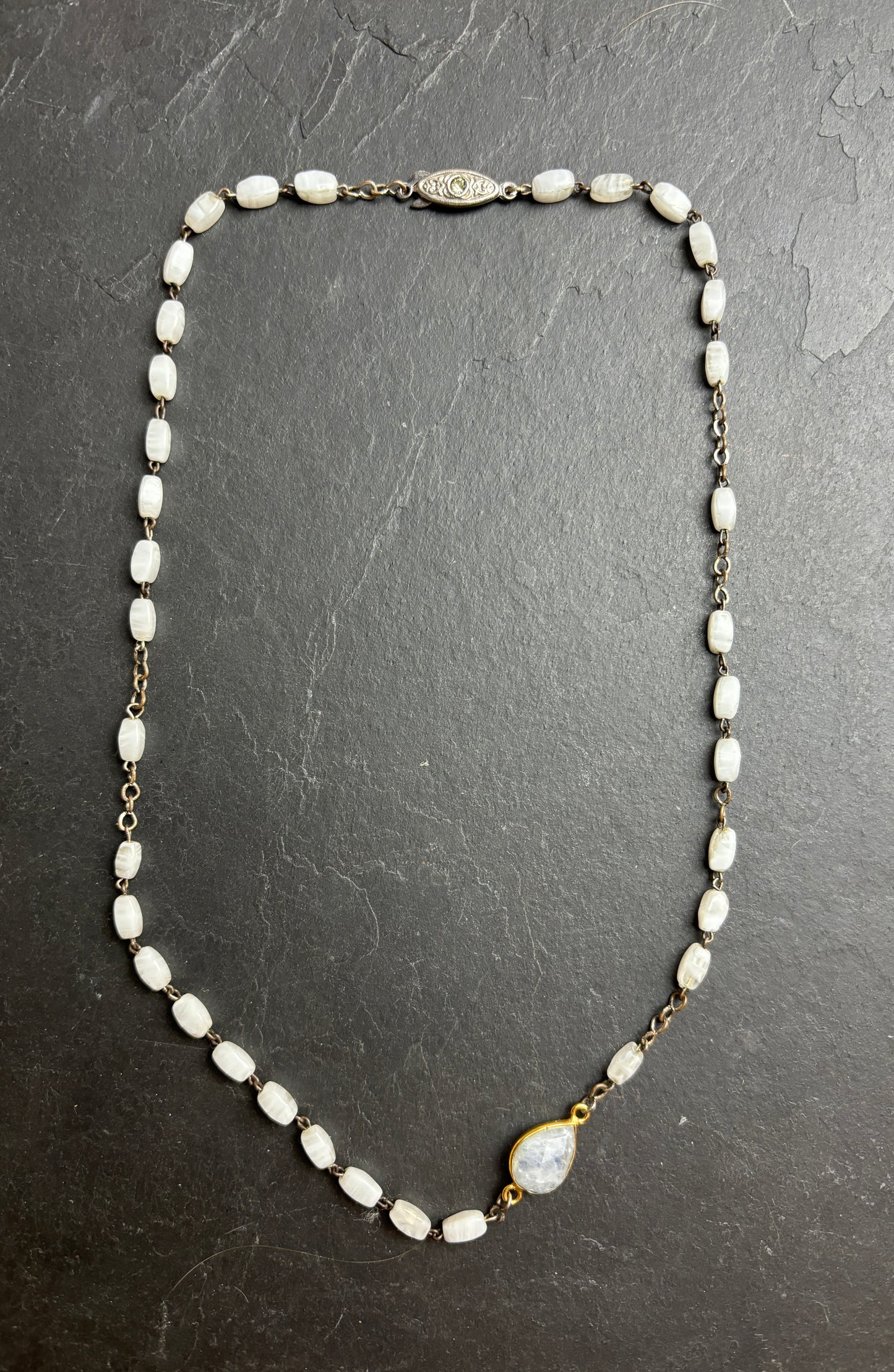 Collier chapelet blanc et Pierre de Lune - blissparis
