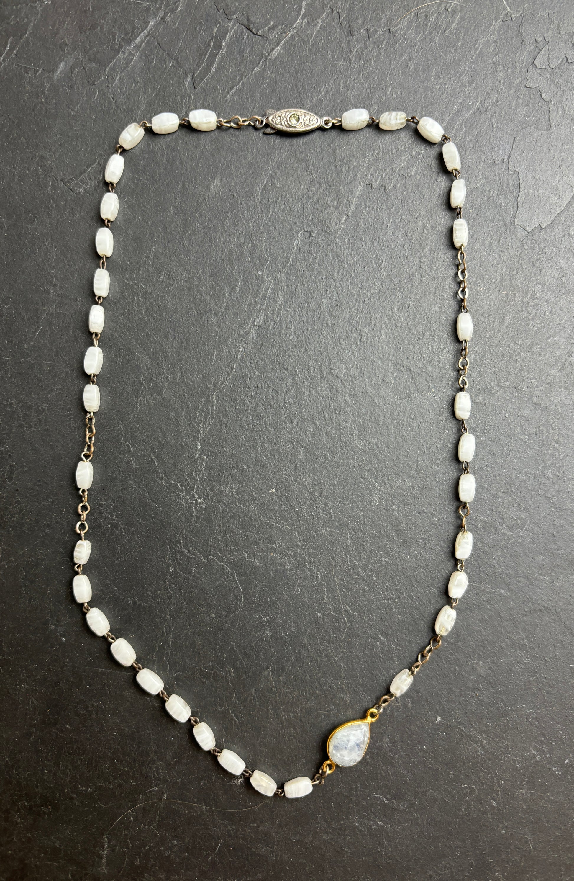 Collier chapelet blanc et Pierre de Lune - blissparis