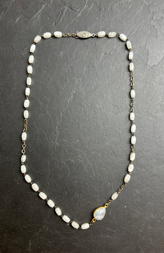 Collier chapelet blanc et Pierre de Lune - blissparis