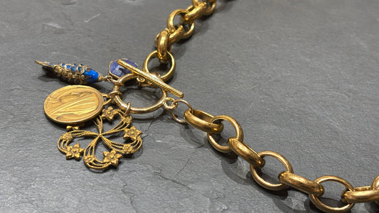 Collier grosse maille, poisson chinois et Vierge au Voile
