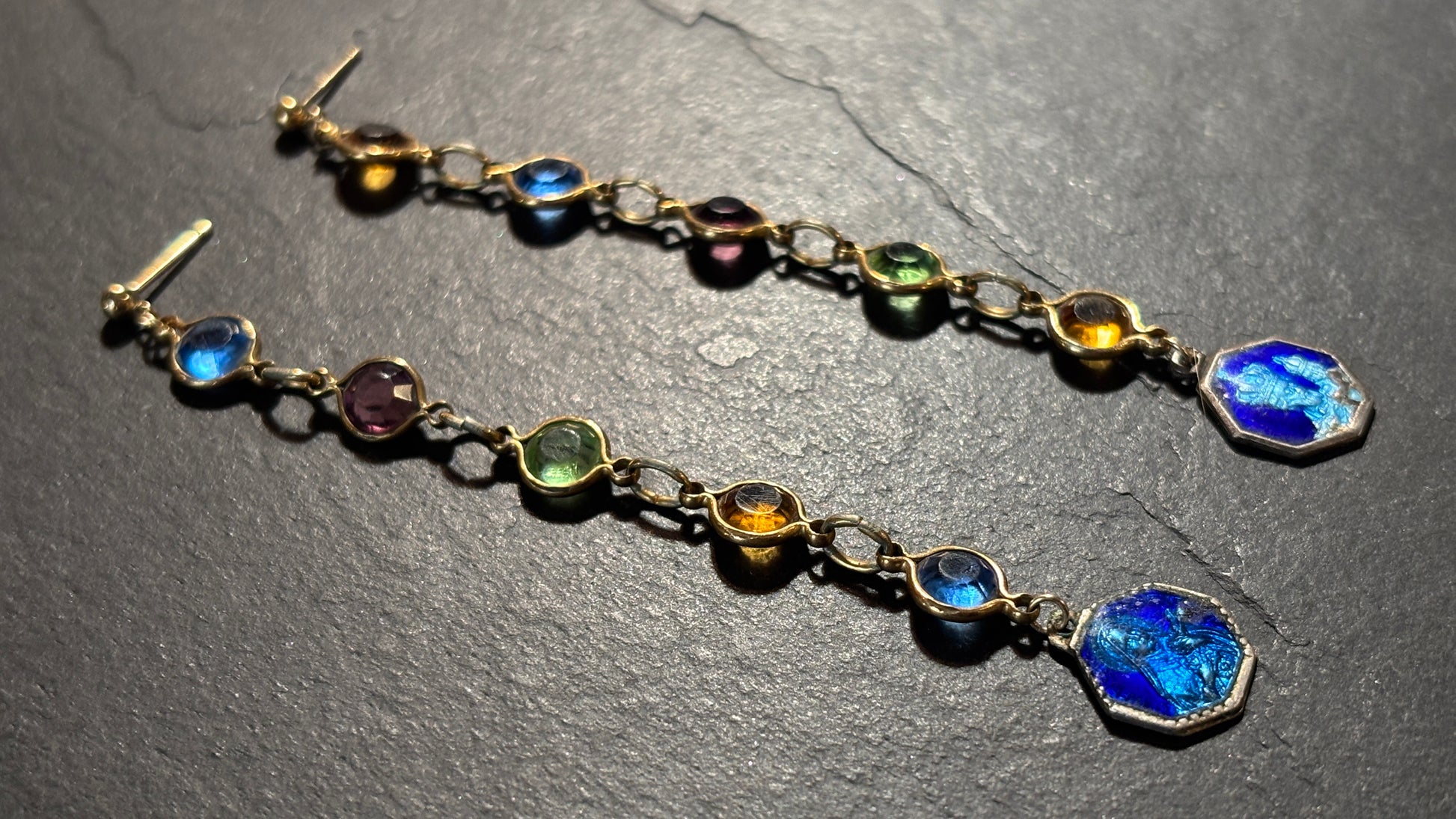 Pendants en verroterie de couleurs et médailles émaillées - blissparis