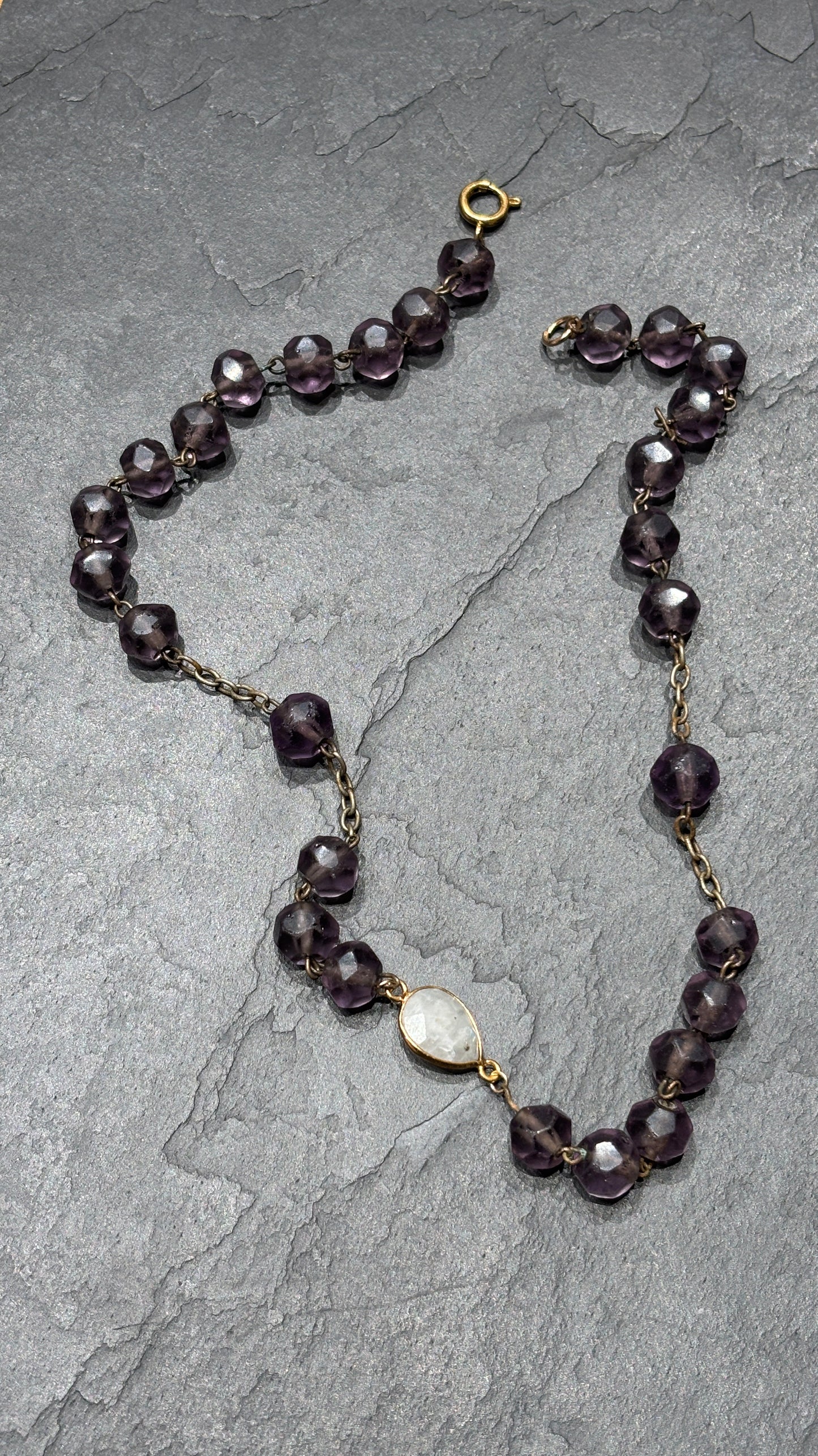 Collier chapelet en perles de verre mat violettes et Pierre de Lune
