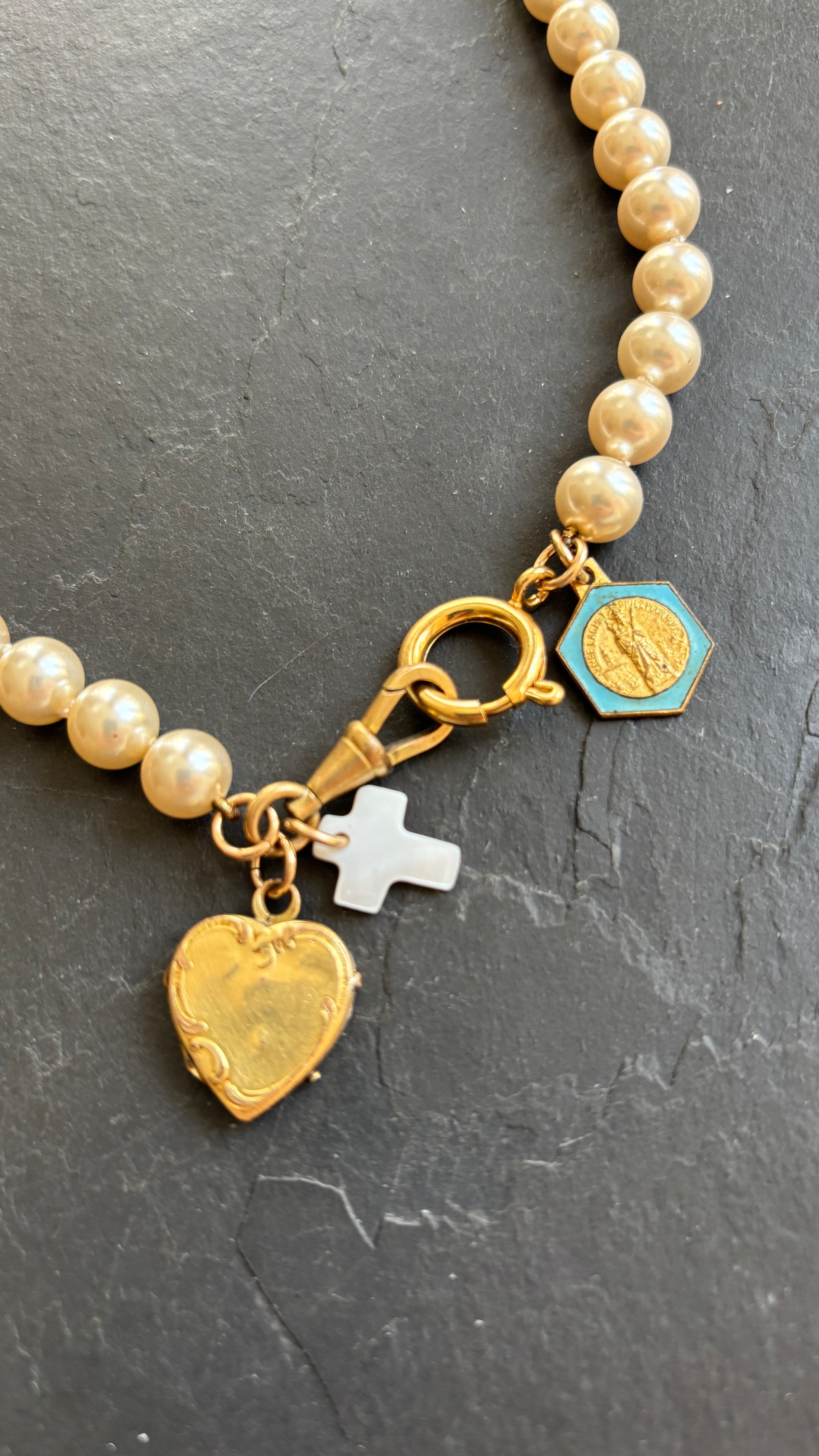 Collier de perles, cœur à secret et médaille de ND de Lachet - blissparis
