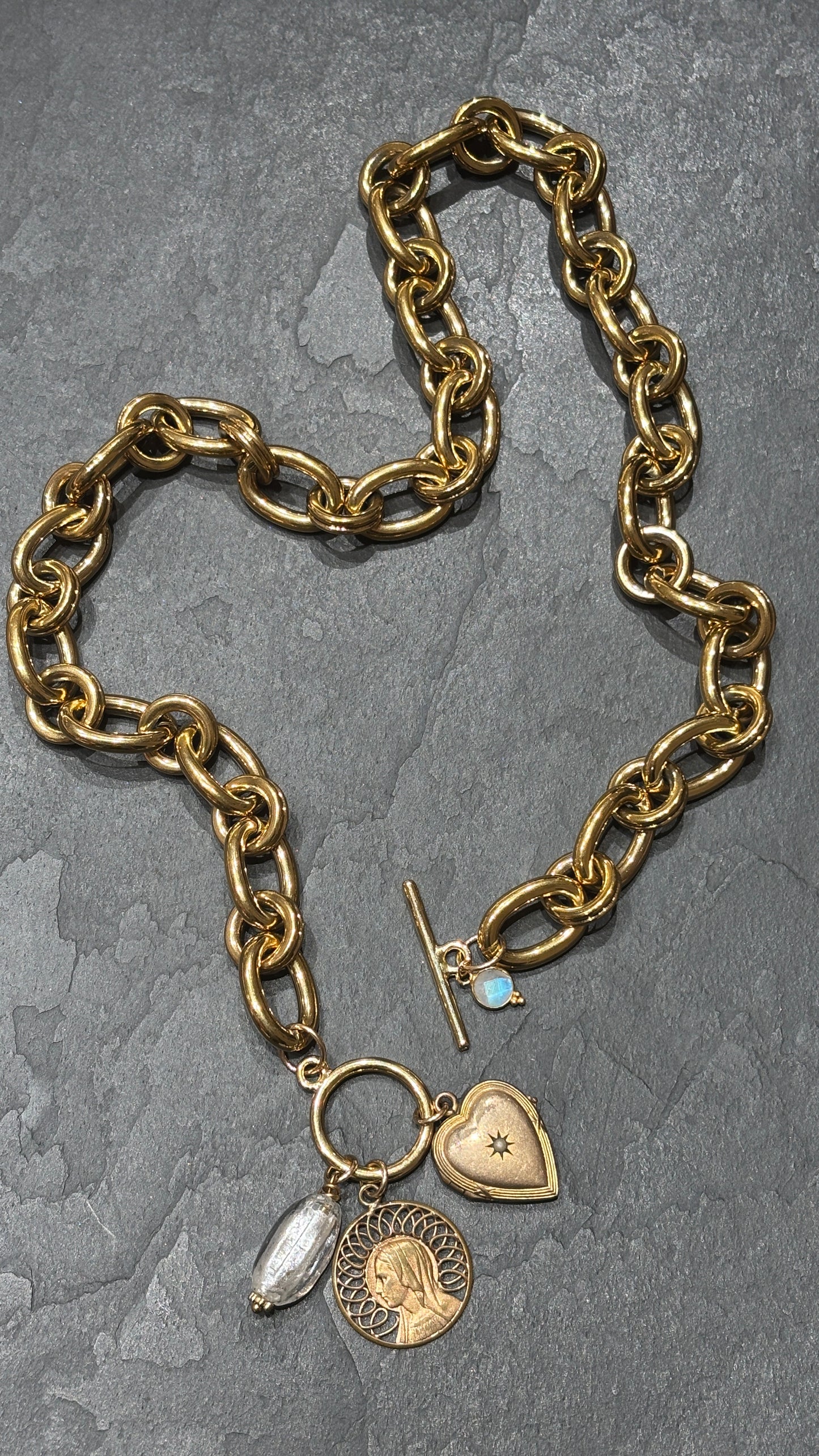 Collier grosse maille, pendentif à secret et Vierge au voile
