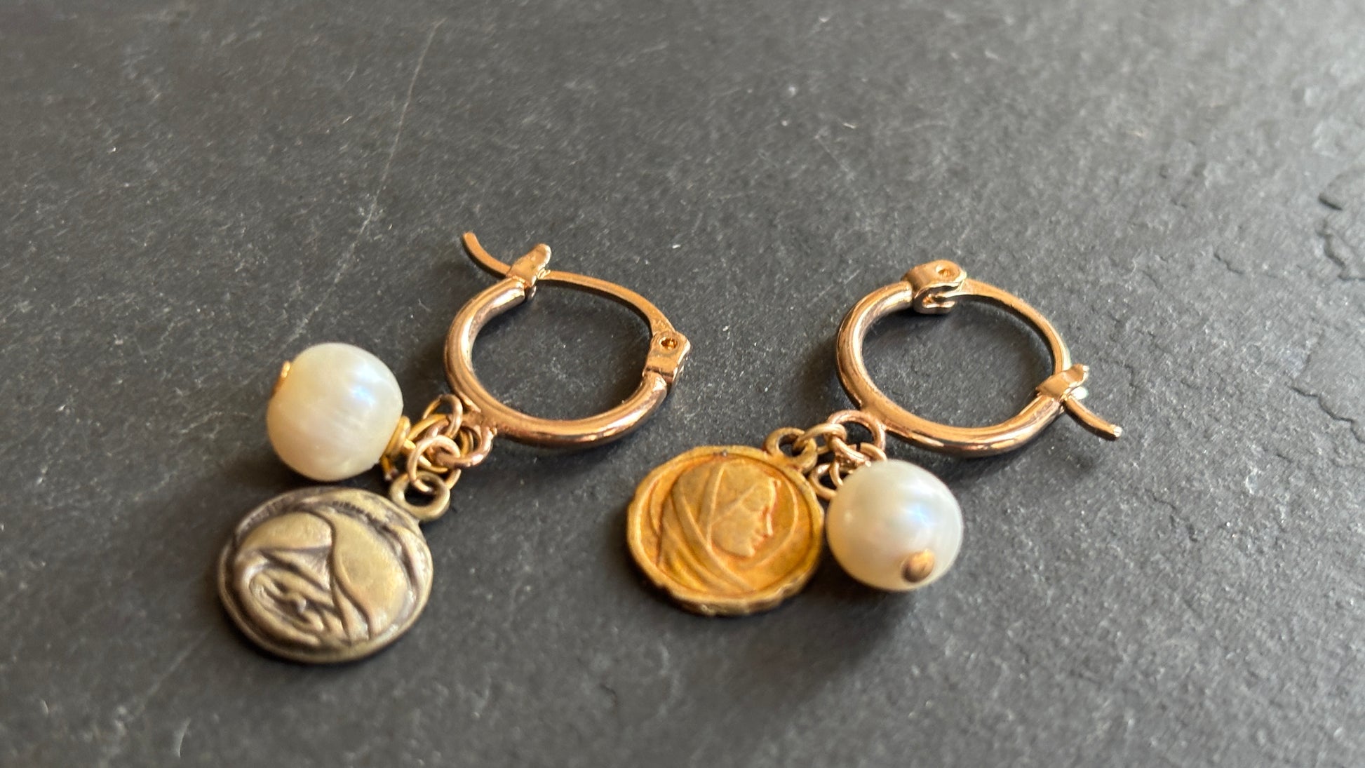 Mini créoles goldfilled, perles et médailles - blissparis