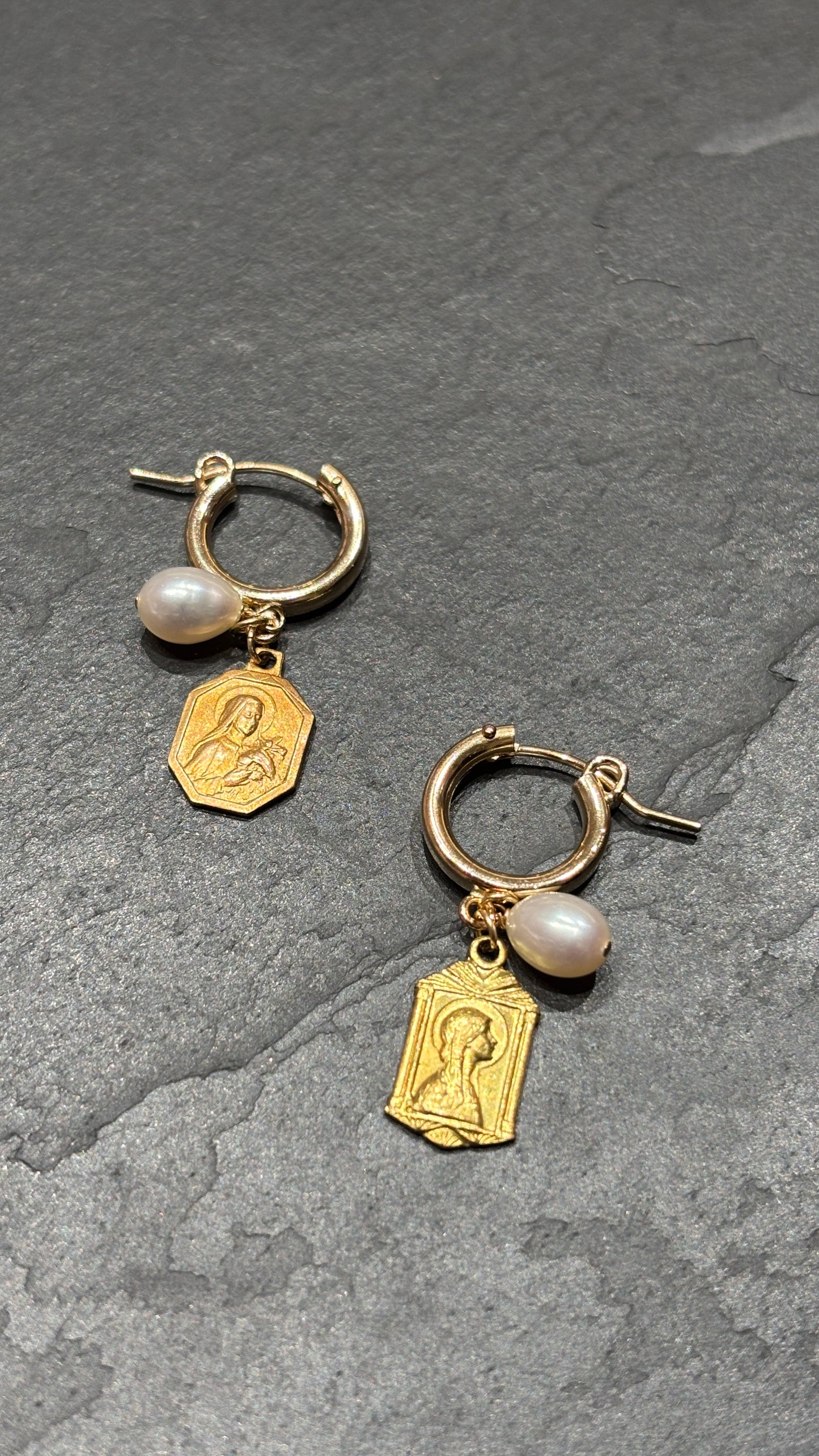 Mini créoles, perles et médailles saintes