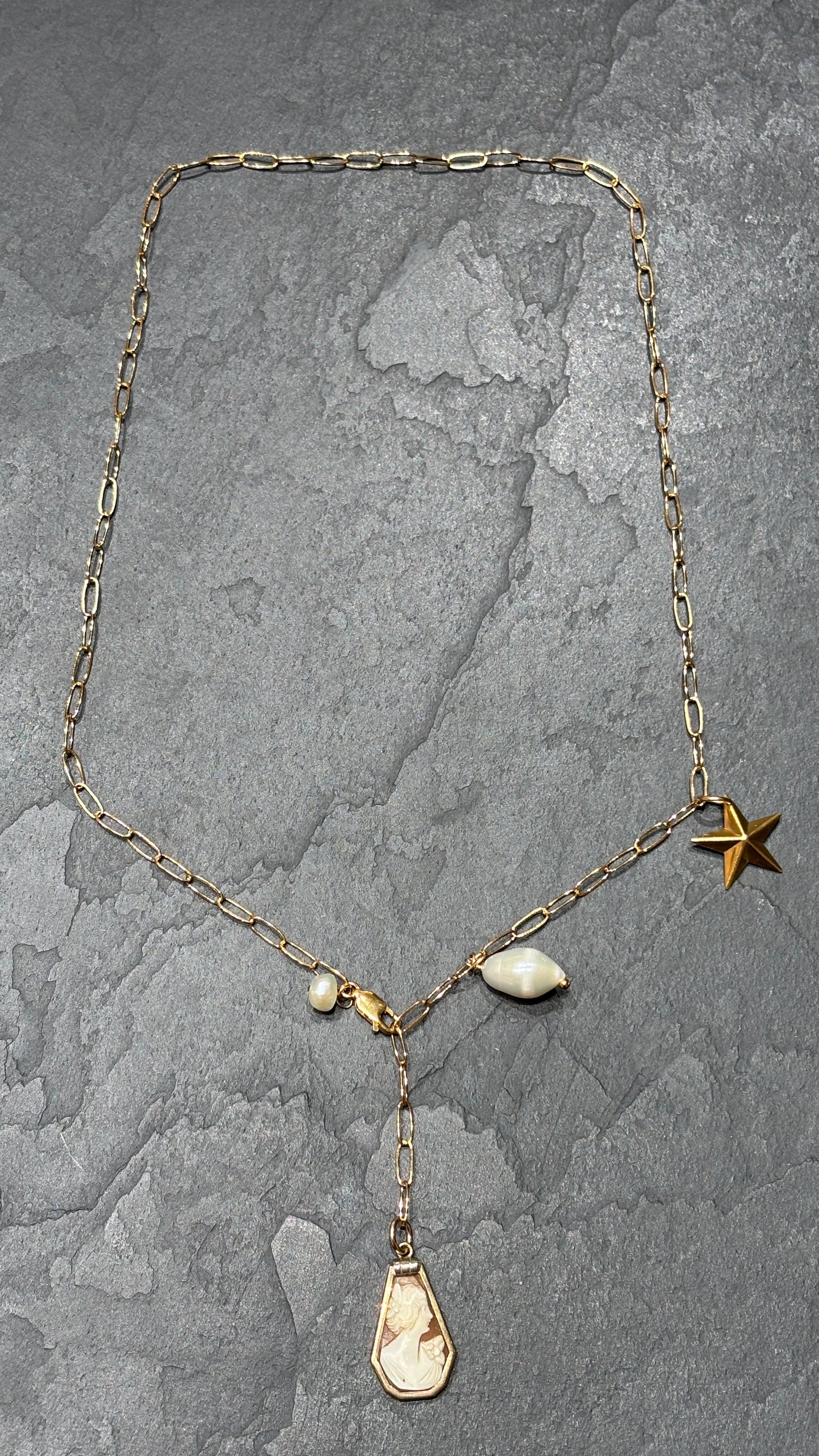 Collier lasso, Camee et perles