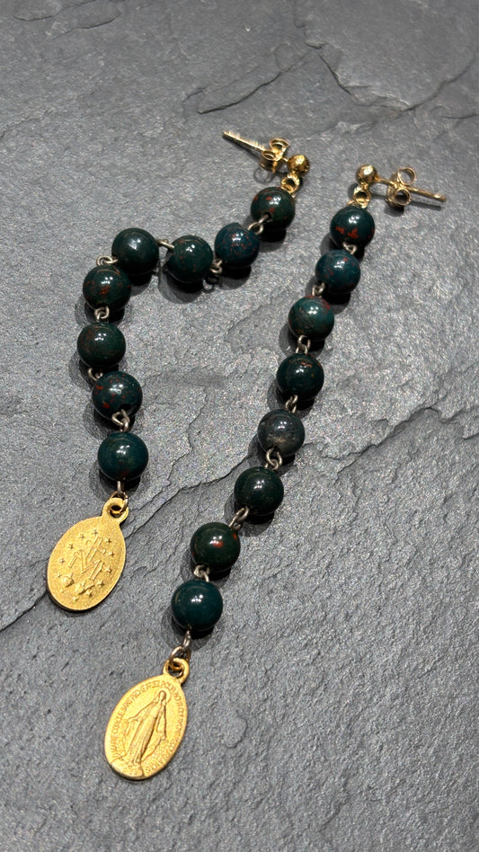 Pendants en calcédoine et médailles miraculeuses