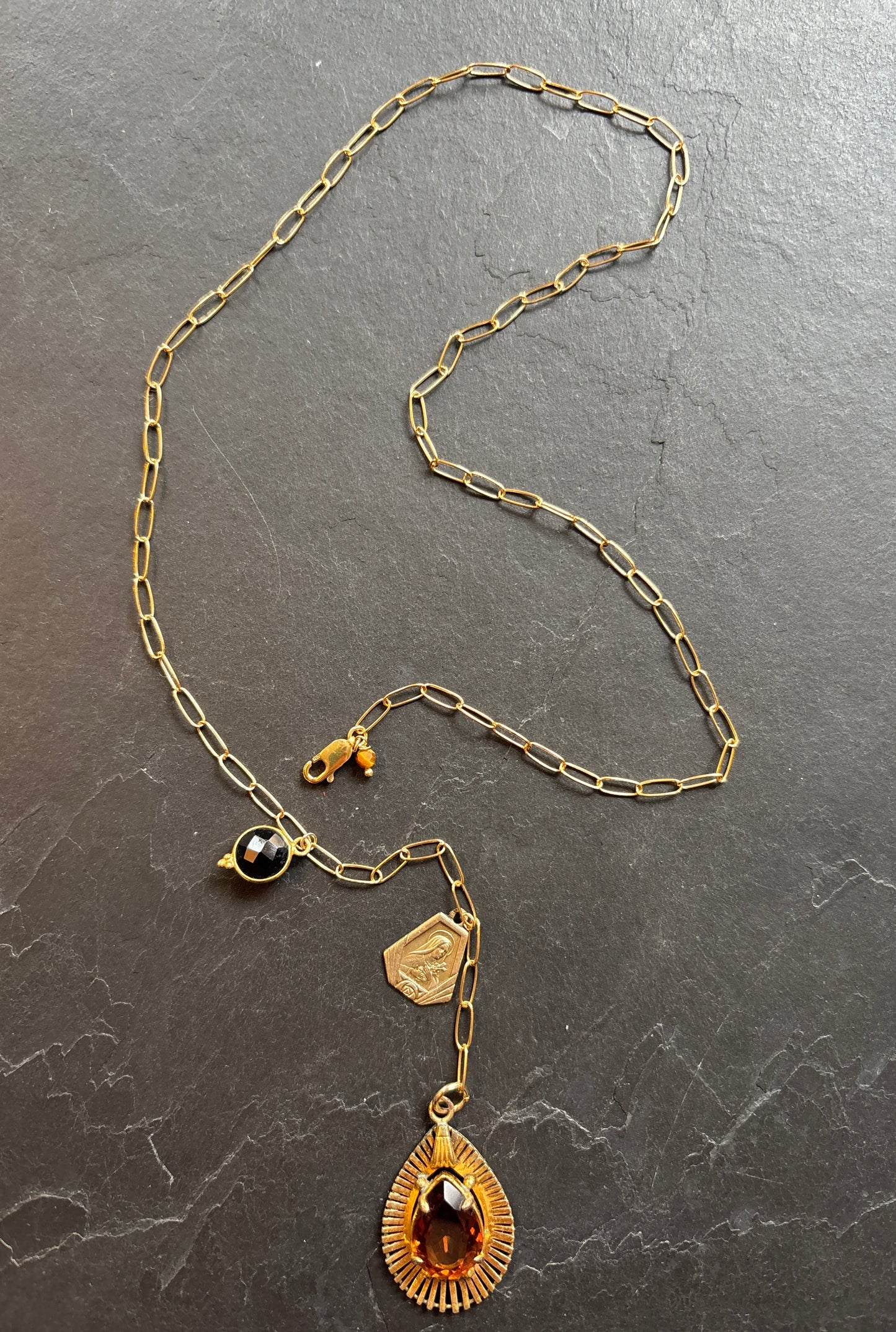 Collier lasso médaillon 70, médaille de Ste Thérèse et quartz cognac - blissparis