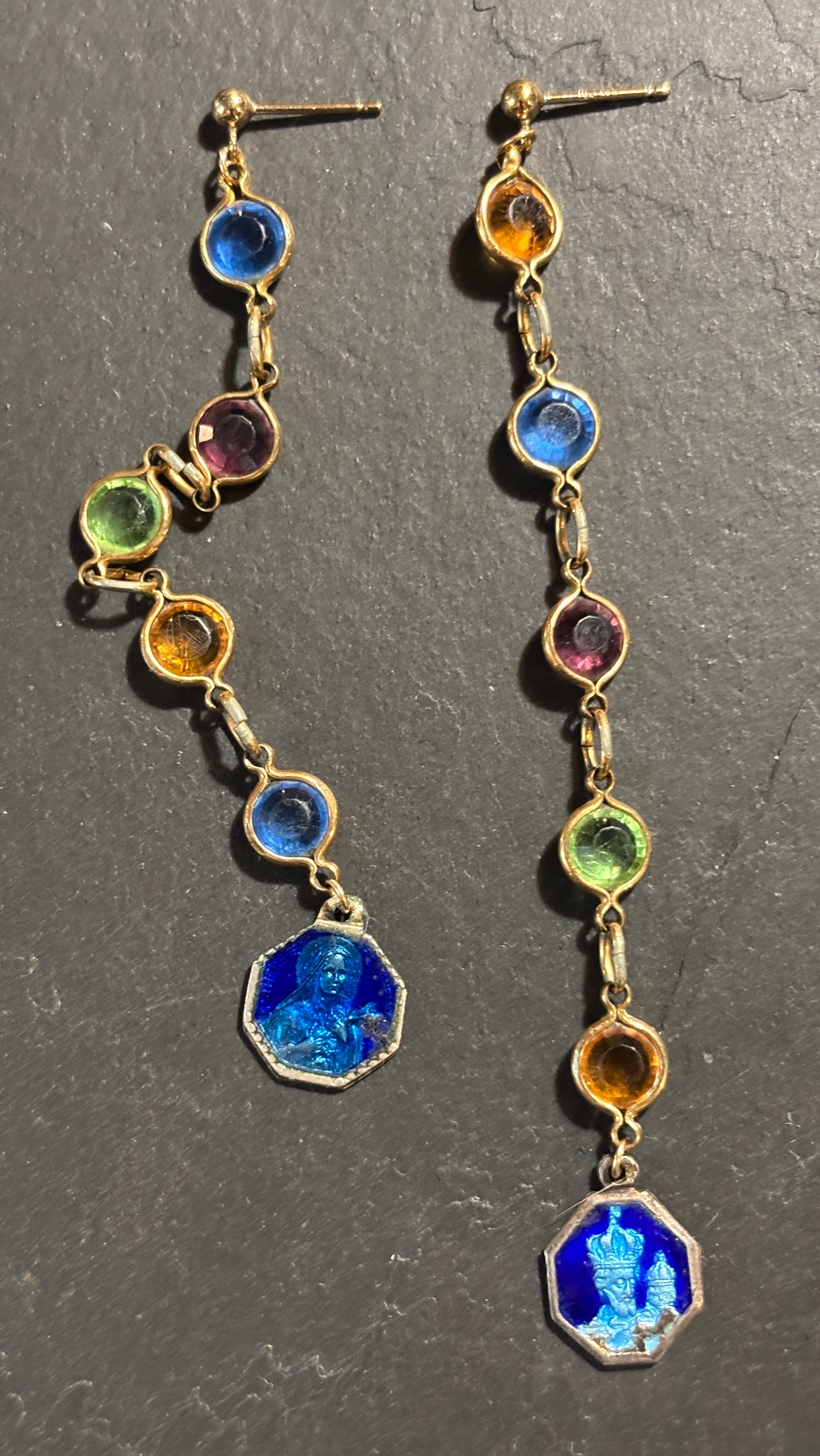 Pendants en verroterie de couleurs et médailles émaillées - blissparis