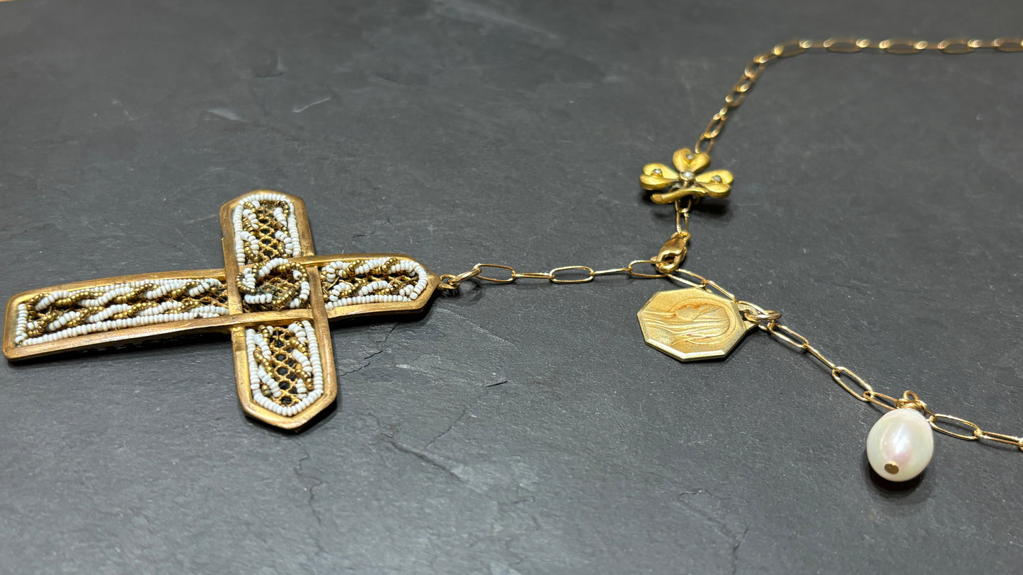 Collier lasso, trèfle et croix perlée