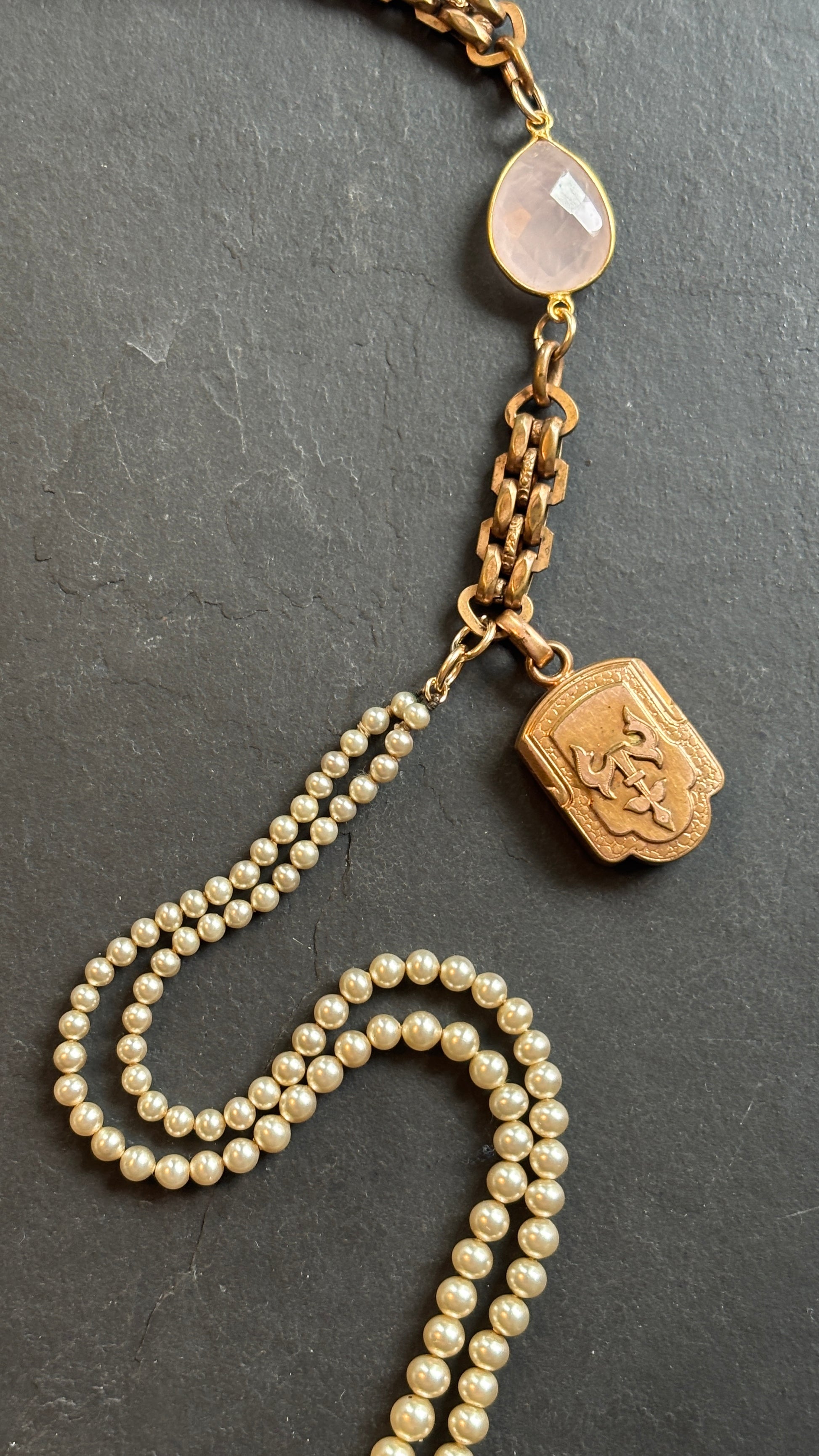 Sautoir de perles, quartz rose et chaîne de montre - blissparis