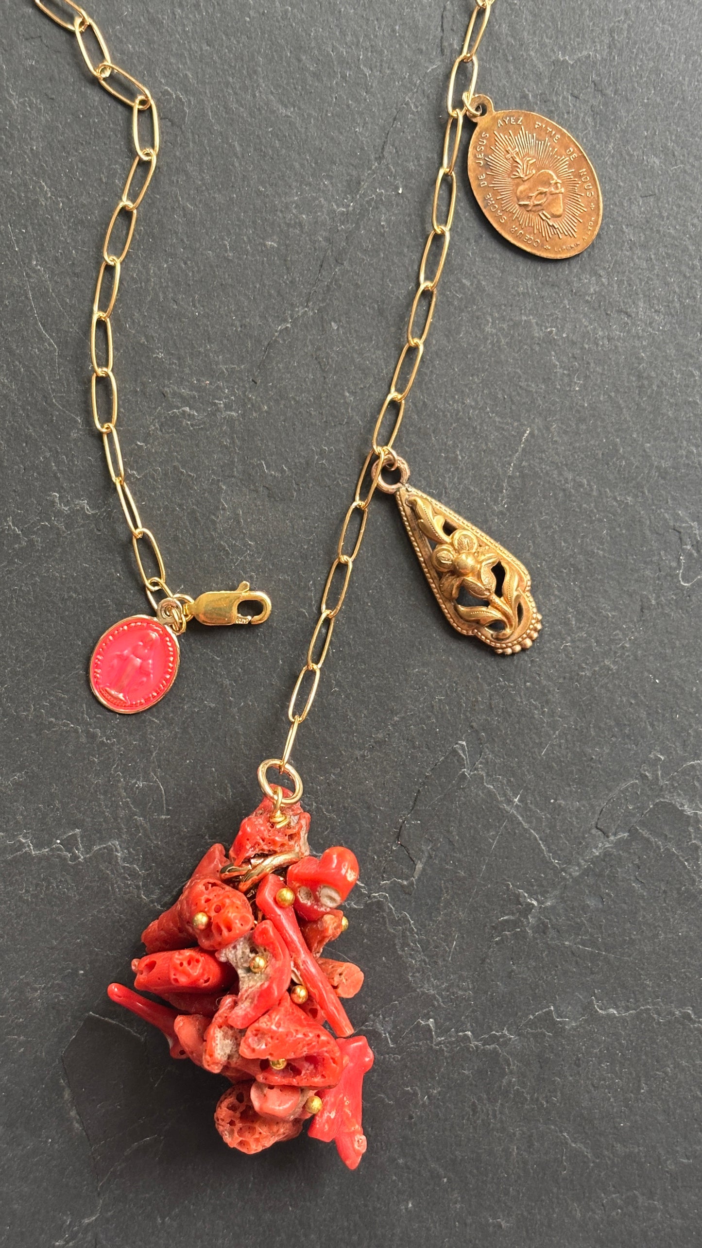 Collier lasso corail rouge et médaillons anciens