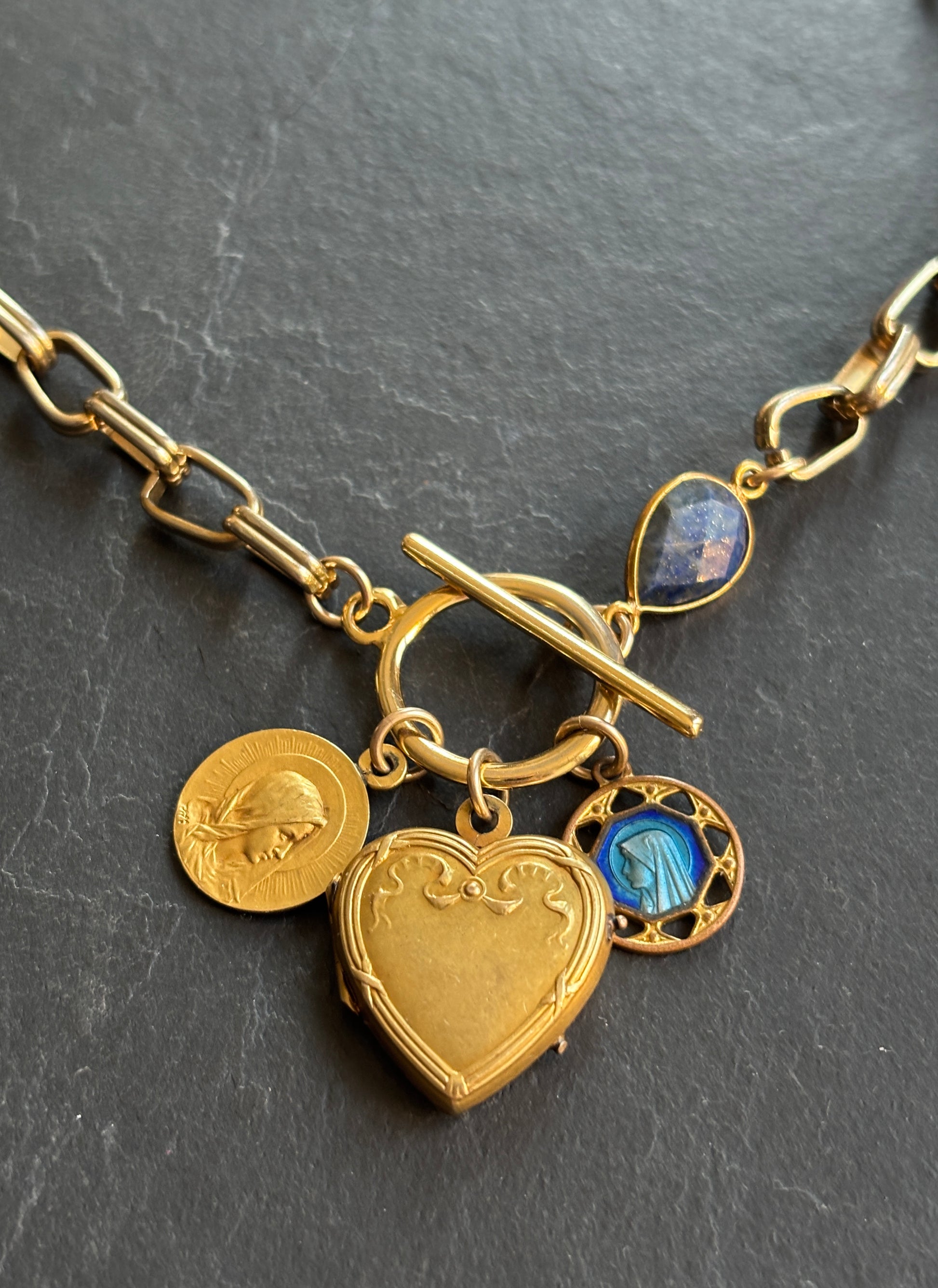 Collier chaîne 70s, cœur à secret et médailles - blissparis