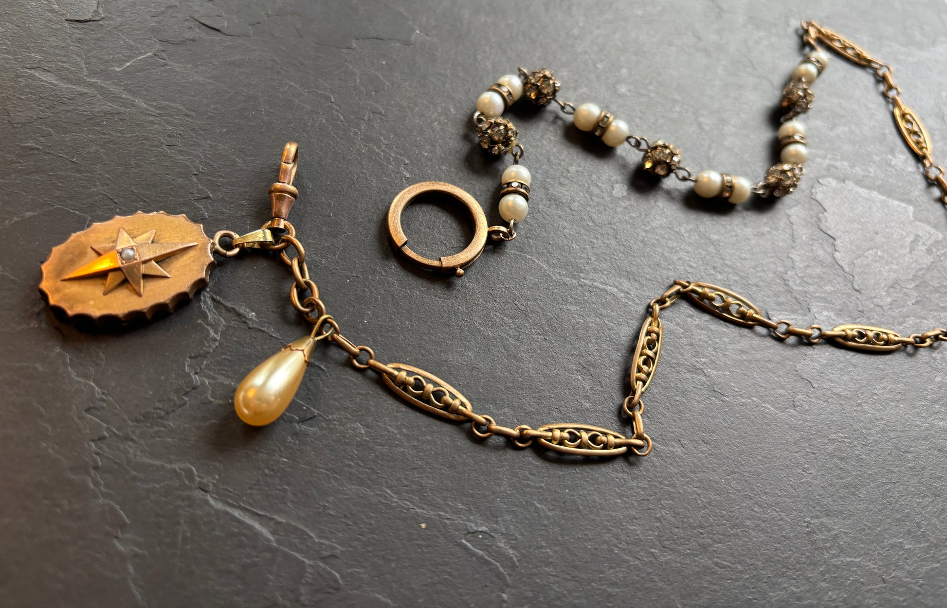 Collier perles, strass, chaîne filgrane et médaillon à secret - blissparis