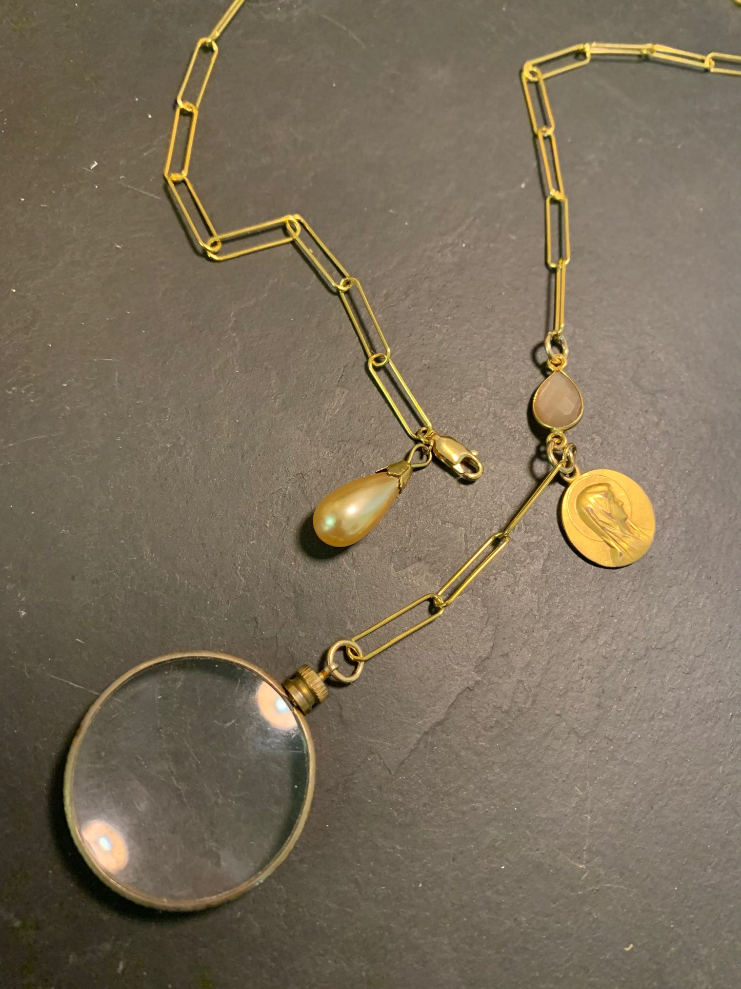 Collier loupe ancienne, médaille de la Vierge et perle - blissparis