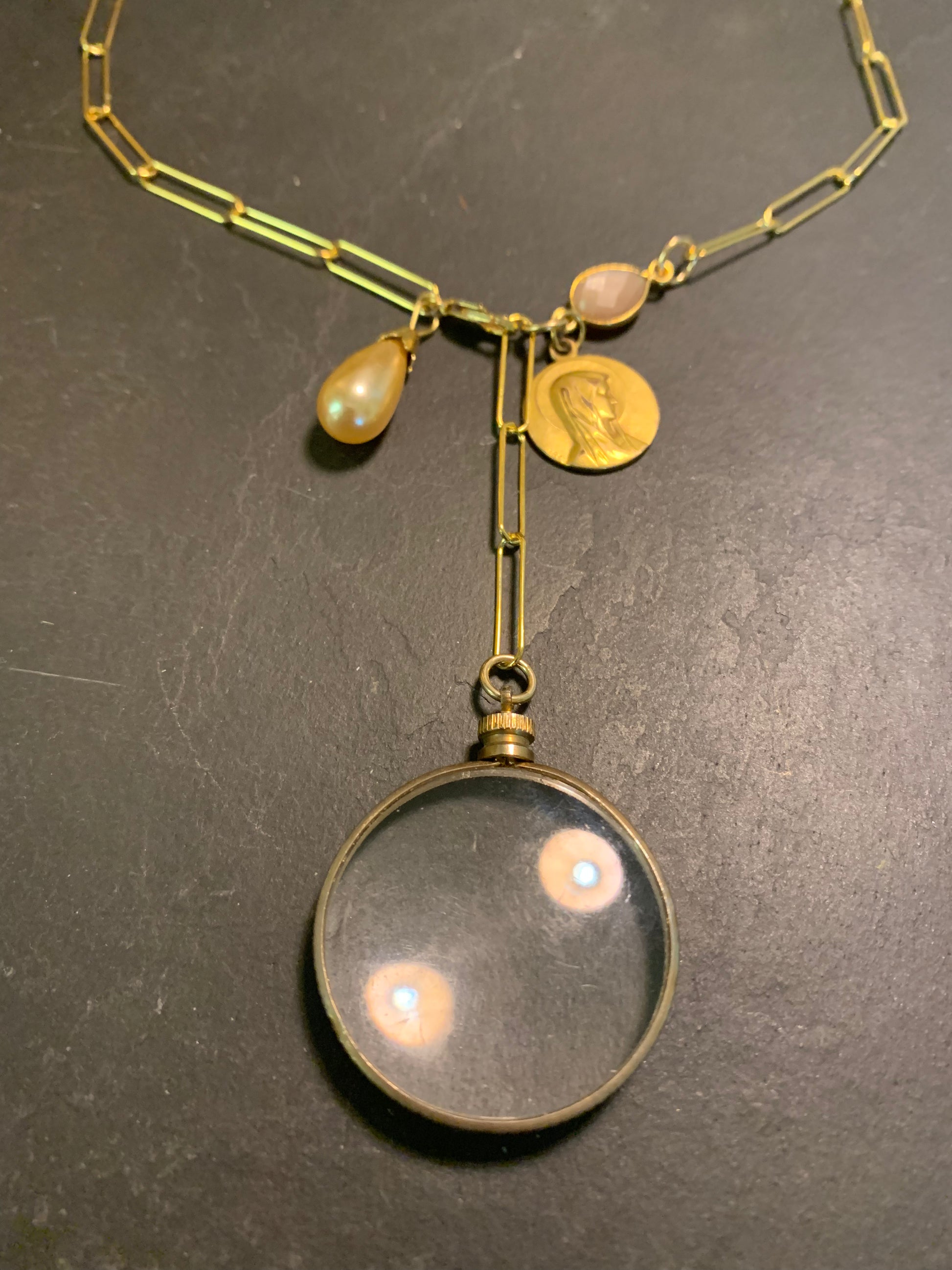 Collier loupe ancienne, médaille de la Vierge et perle - blissparis