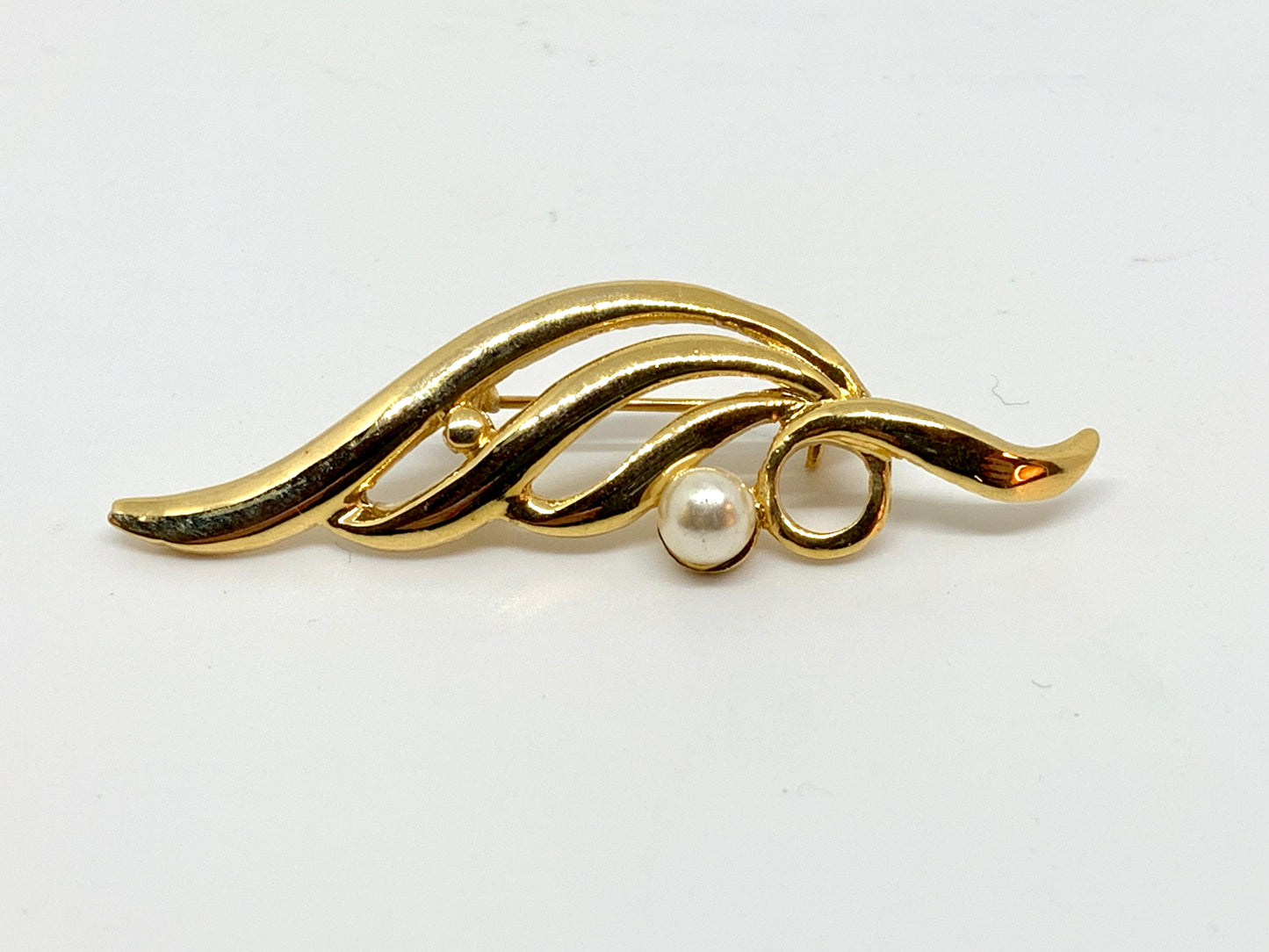 Broche vintage à volutes et perle - blissparis