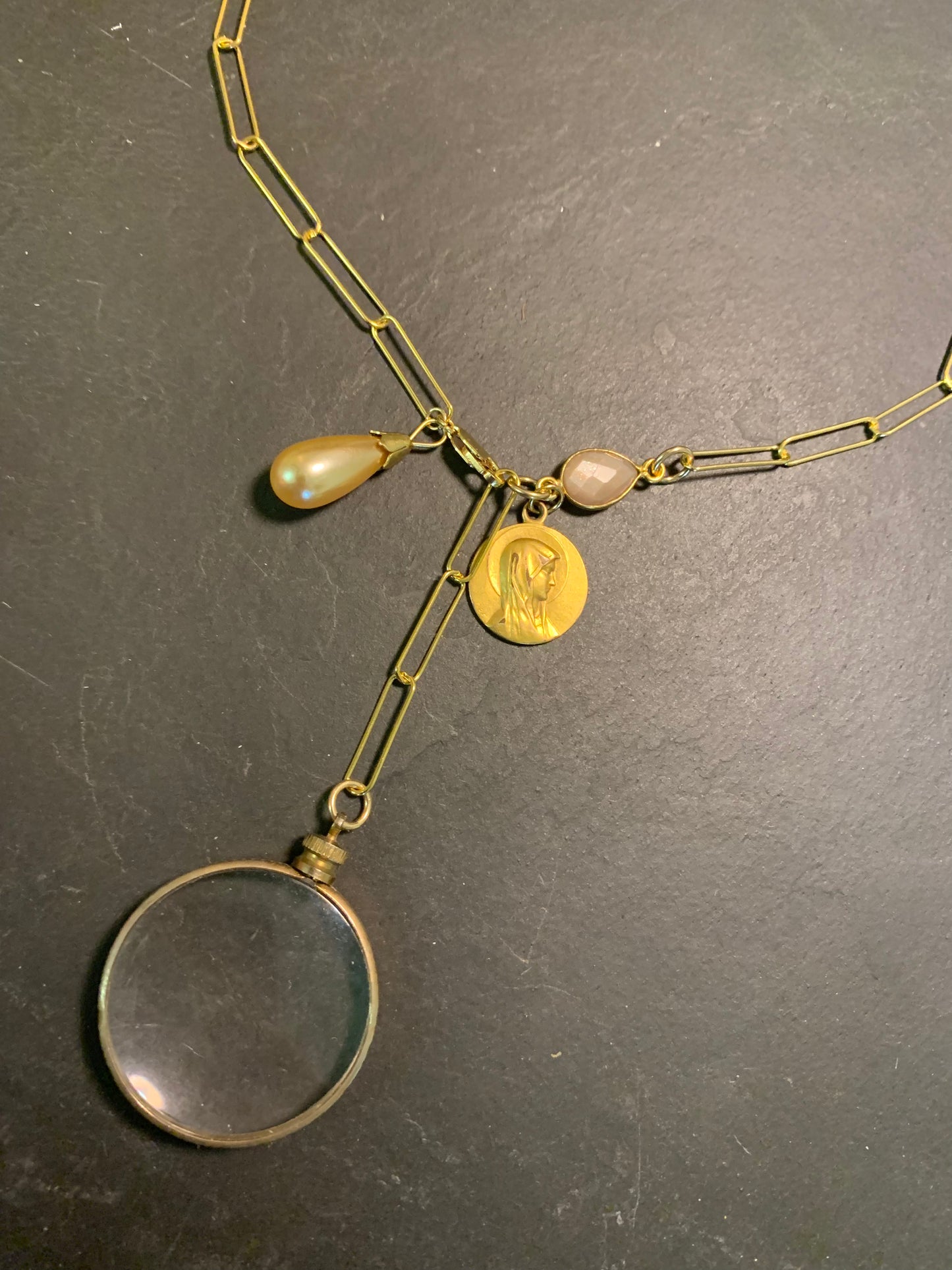Collier loupe ancienne, médaille de la Vierge et perle - blissparis