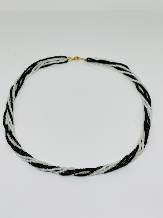 Collier torsadé en perles de verre noires et blanches , Vintage 80’s. - blissparis
