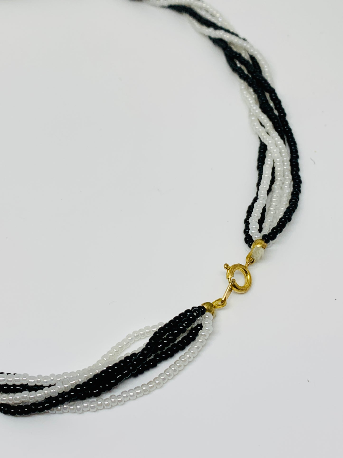 Collier torsadé en perles de verre noires et blanches , Vintage 80’s. - blissparis