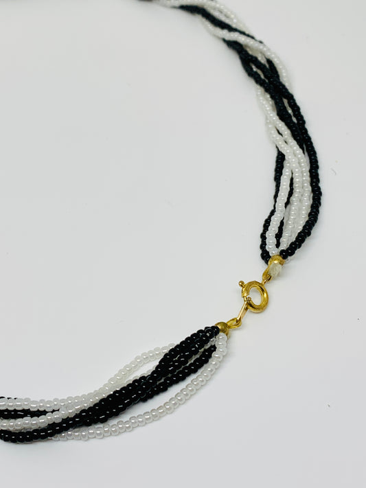Collier torsadé en perles de verre noires et blanches , Vintage 80’s. - blissparis